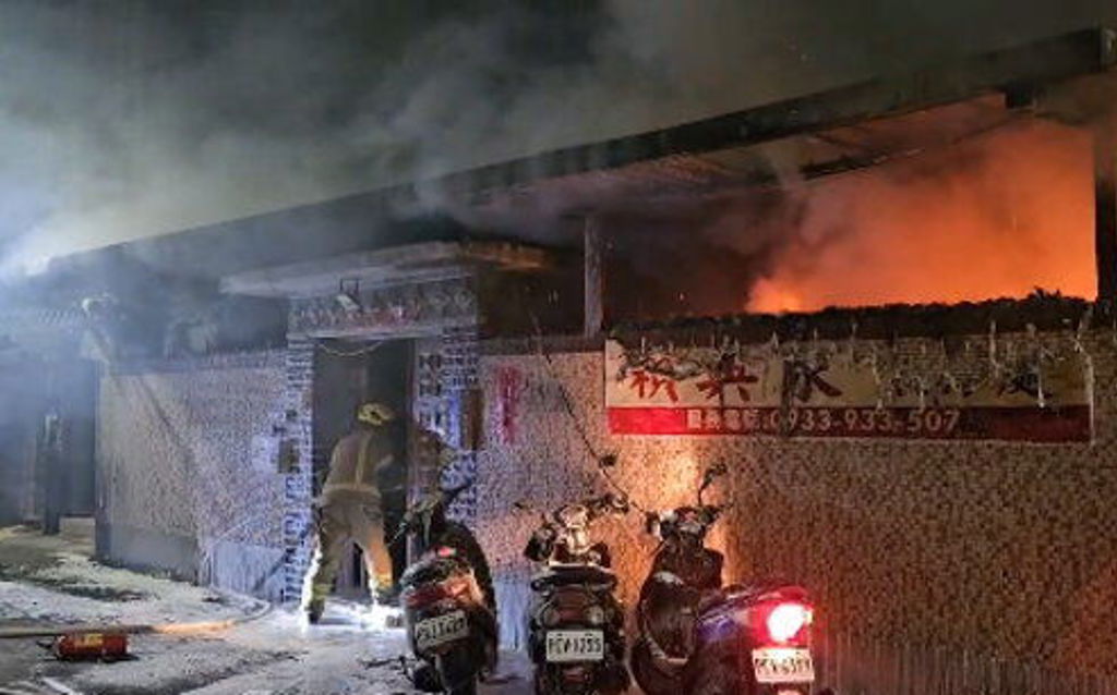 基隆市信義區禮東里里長賴興泉服務處，今日凌晨發生火警，火勢由屋外的電動機車延燒至屋內，火勢相當猛烈，也不斷冒出濃煙。（翻攝畫面）