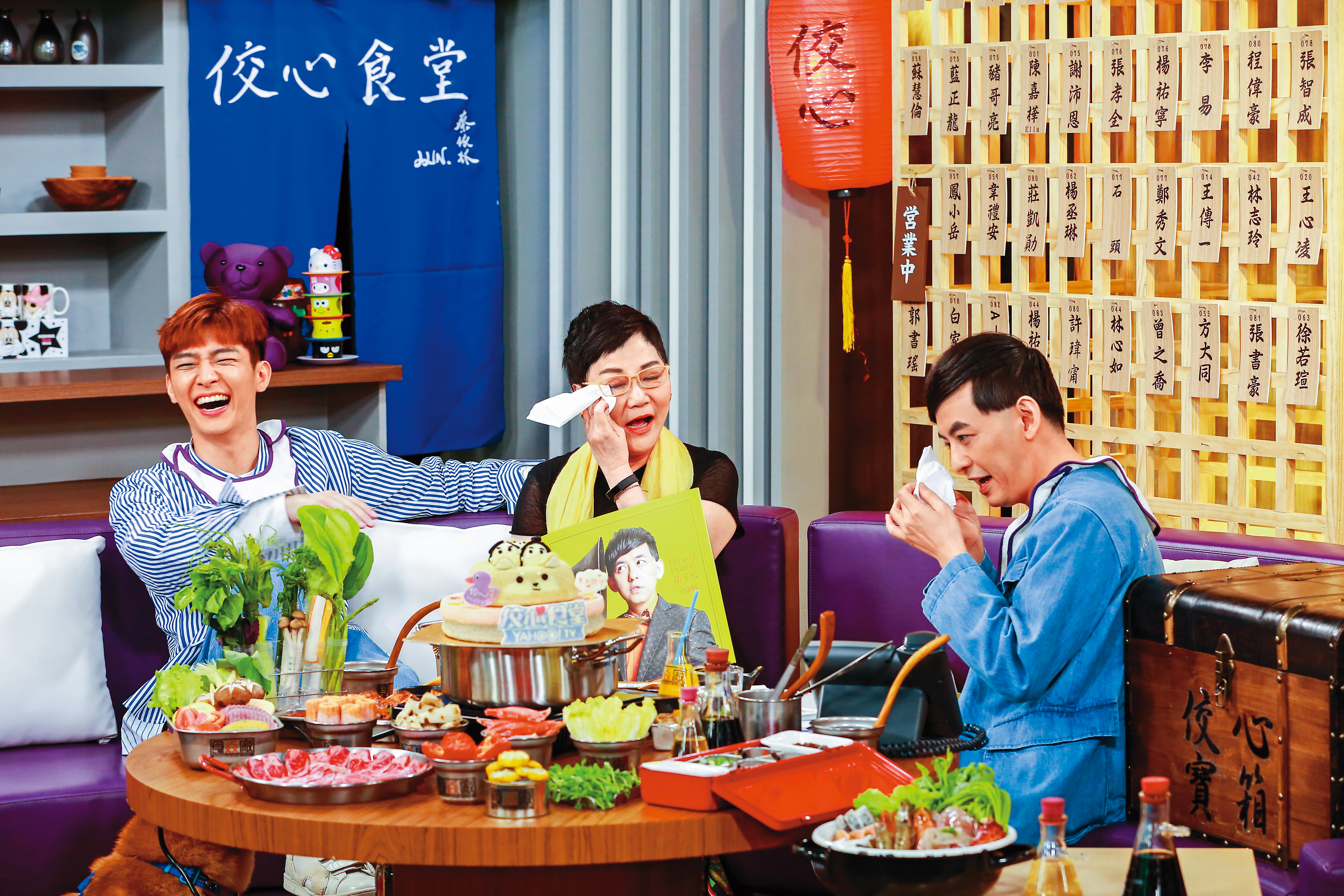 黃子佼（右）主持《佼心食堂》3週年，張小燕（中）特地上節目力挺，左為炎亞綸。