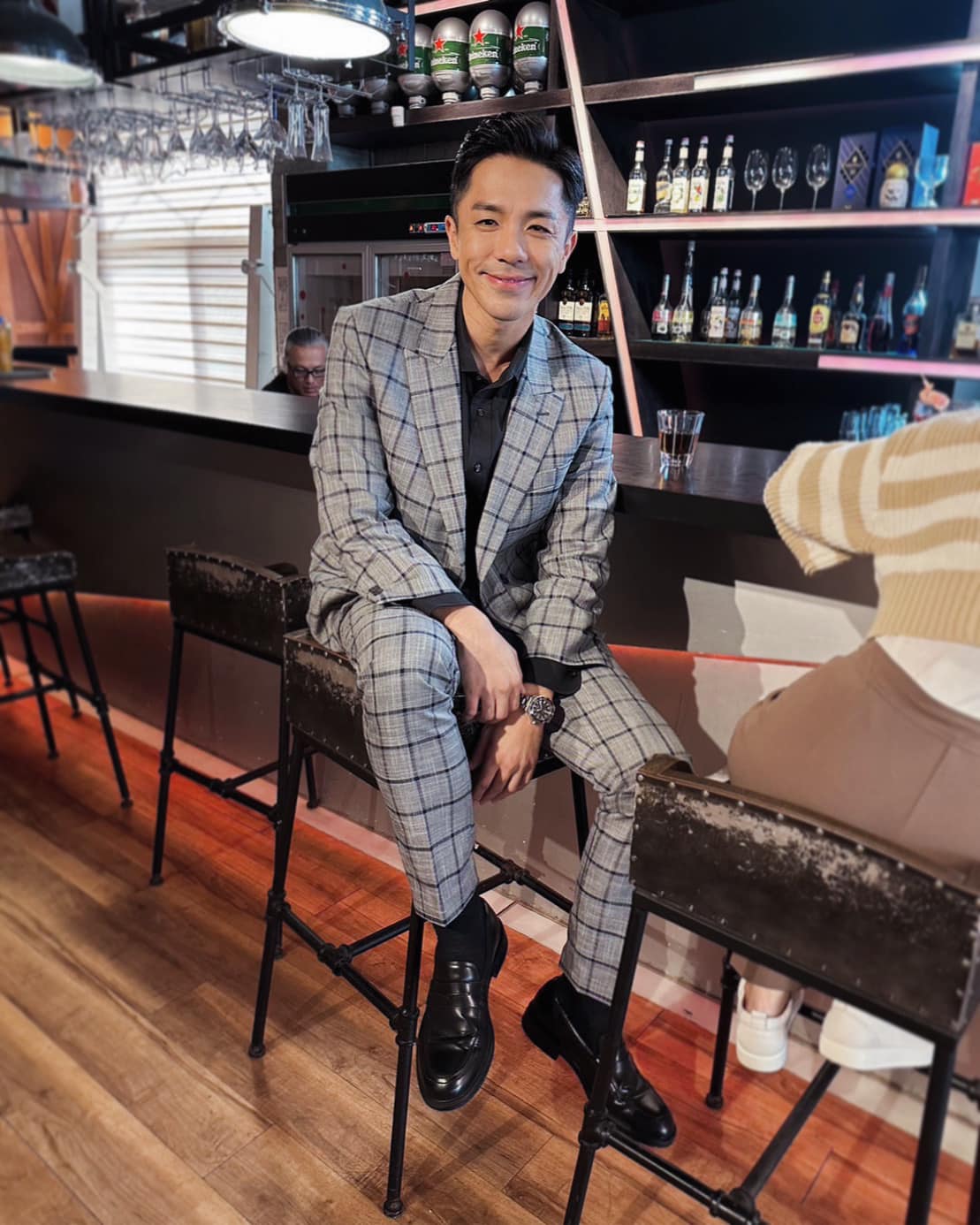 楊皓崴為了演富二代找了合身西裝展現派頭。（民視提供）