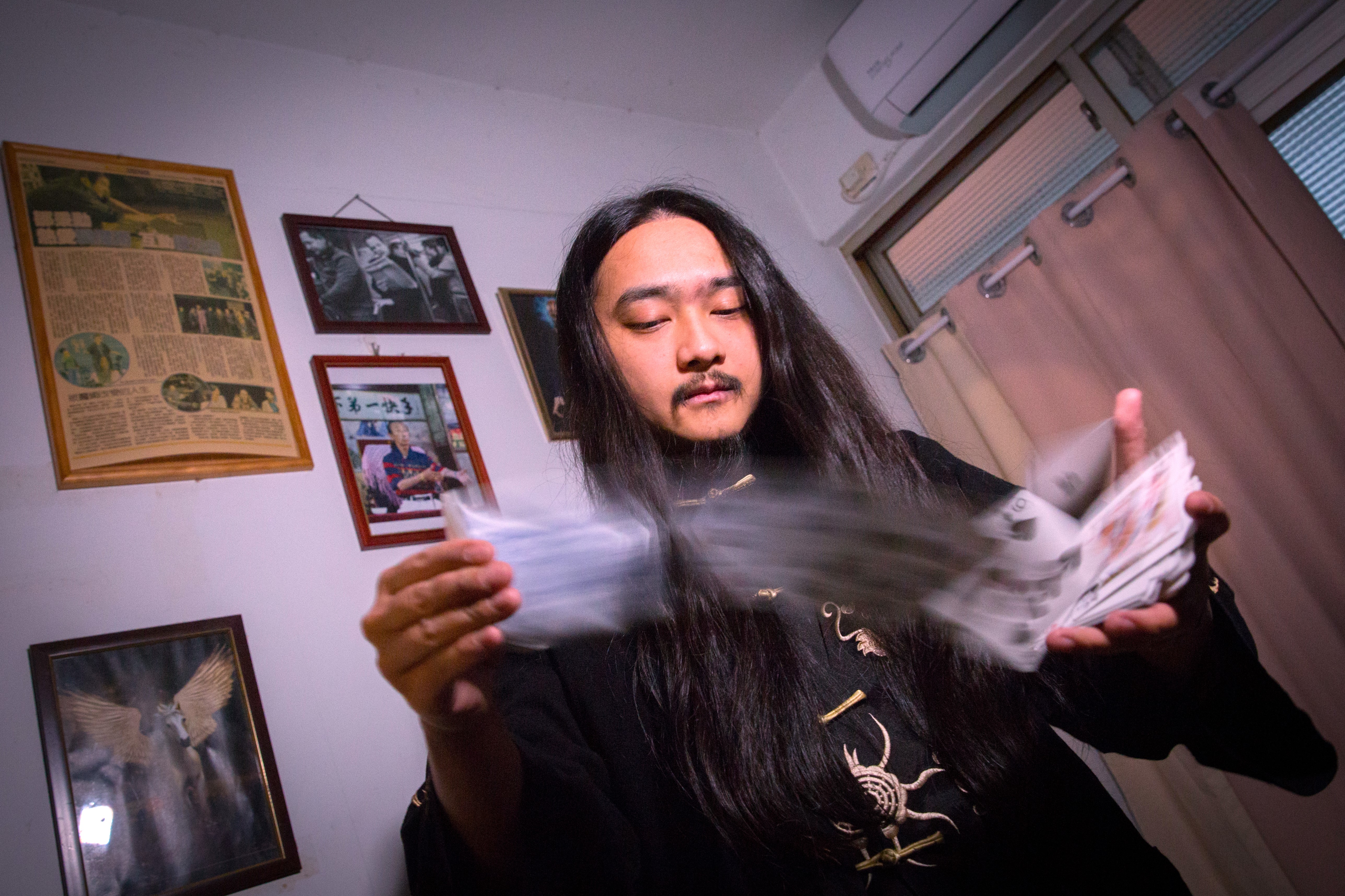 今年才32歲的幻術師大仙鄒秉勳一路走來靠滿腔熱血及土法煉鋼成為一名頂級魔術師。