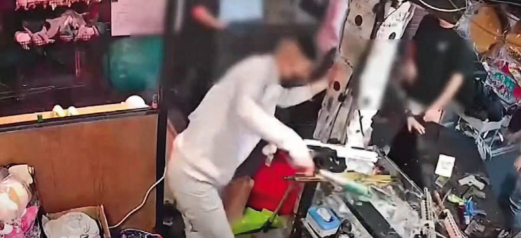 外來黑幫利用自治組織囂張插旗夜市商圈，引發許多在地角頭不滿。圖為去年竹聯幫分子在士林夜市砸攤畫面。（翻攝畫面）