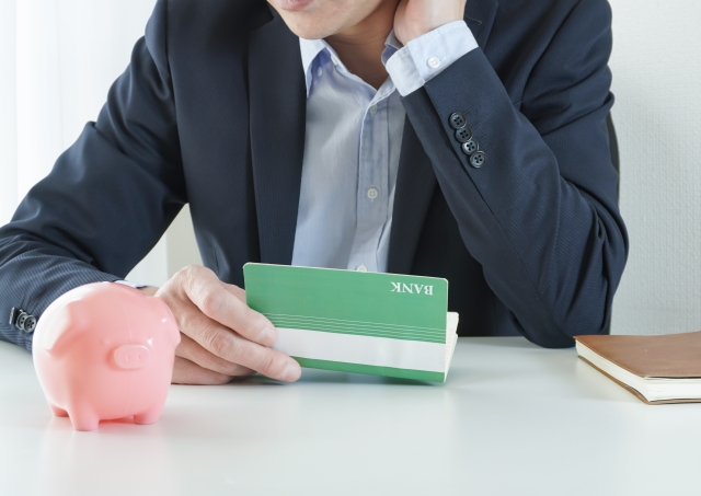 一名網友打算將60萬的資遣費拿出國玩樂，但遭其他同事勸退還對他說教。（示意圖，photo-ac）