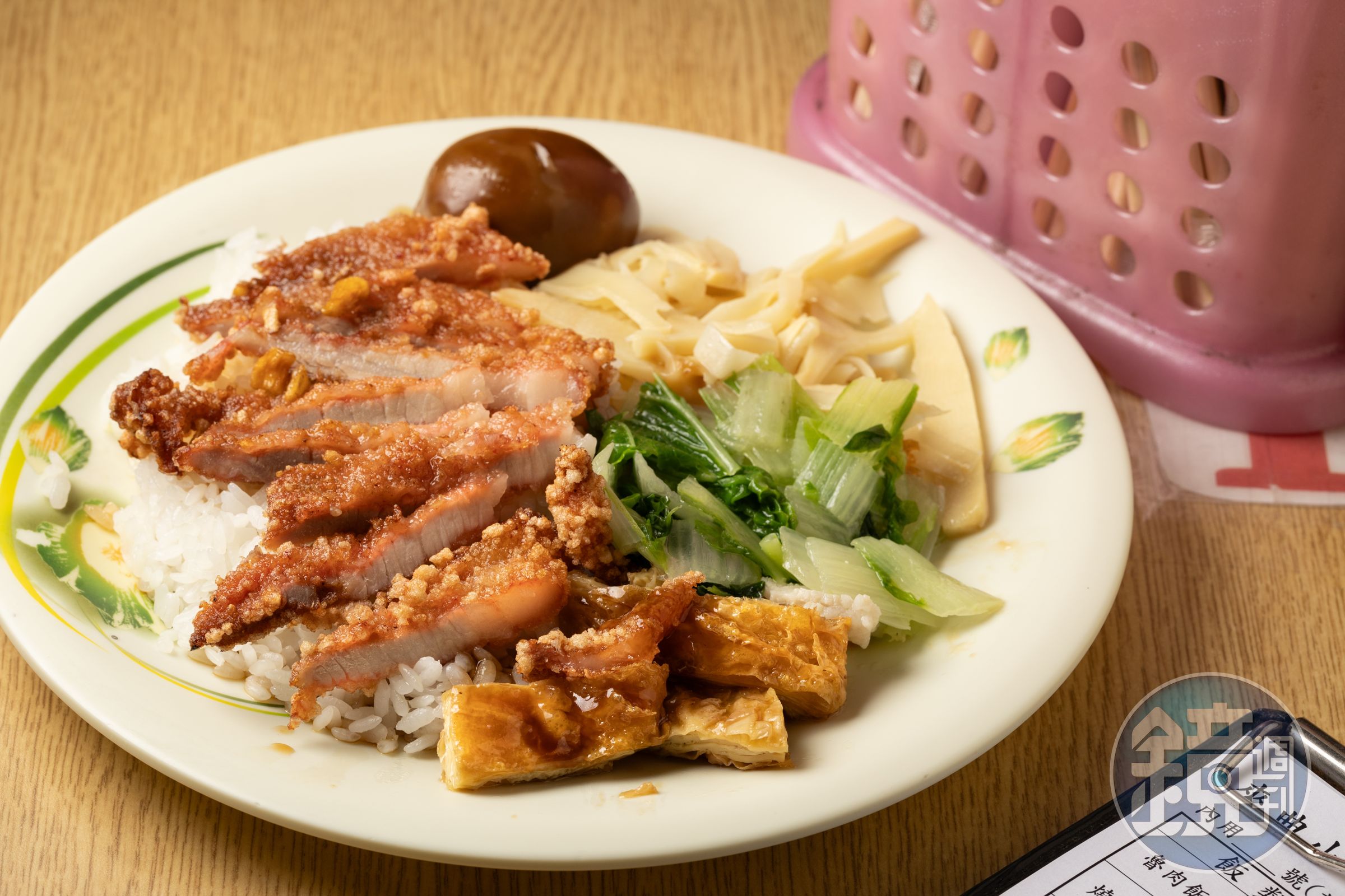 「燒肉便當」配菜可以自己挑選，主菜燒肉炸得酥香、醃醬入味。（100元／份）