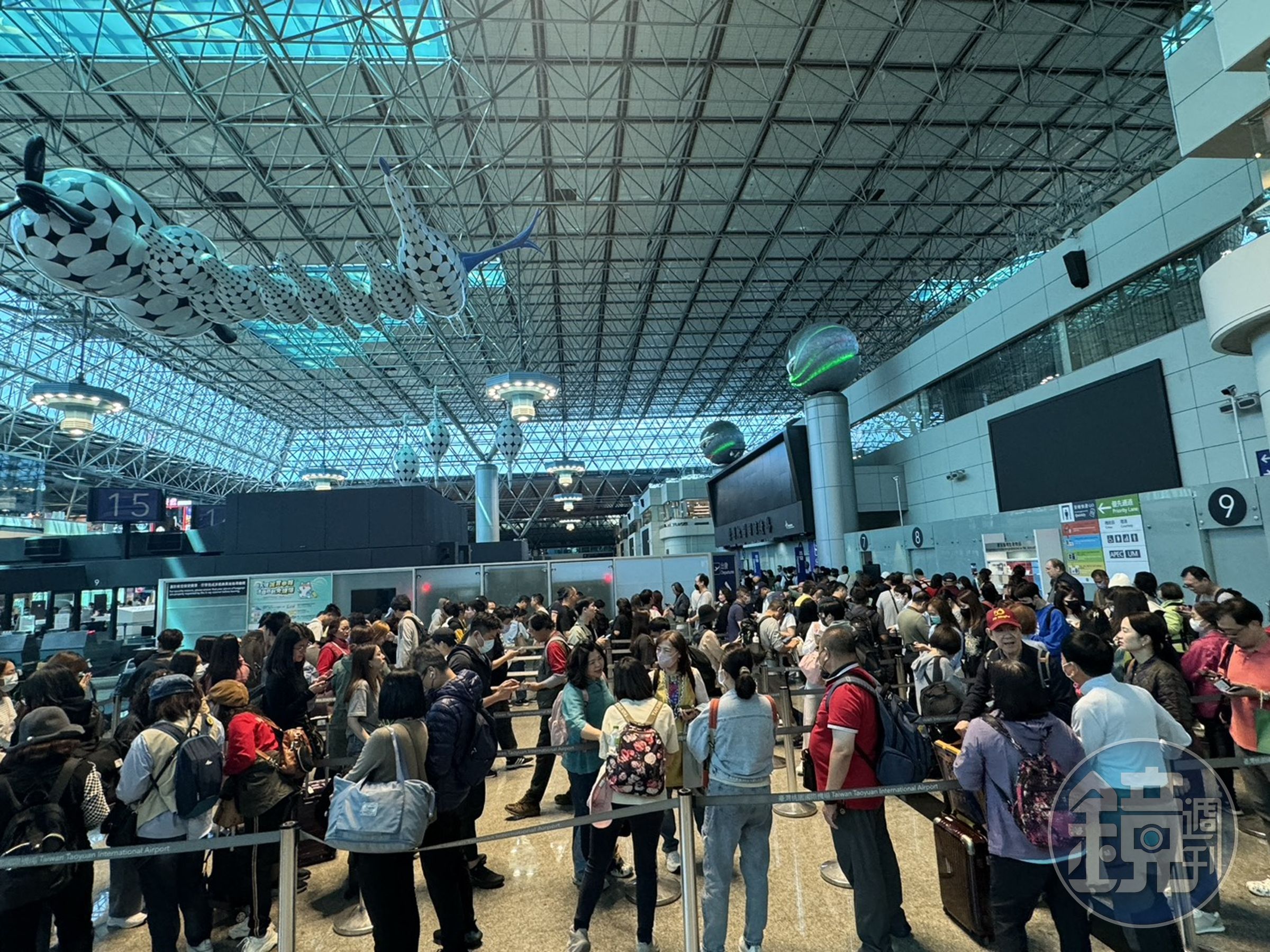 桃園機場第二航廈驚傳停電,大批民眾排隊等待人工安檢通關。(讀者提供)