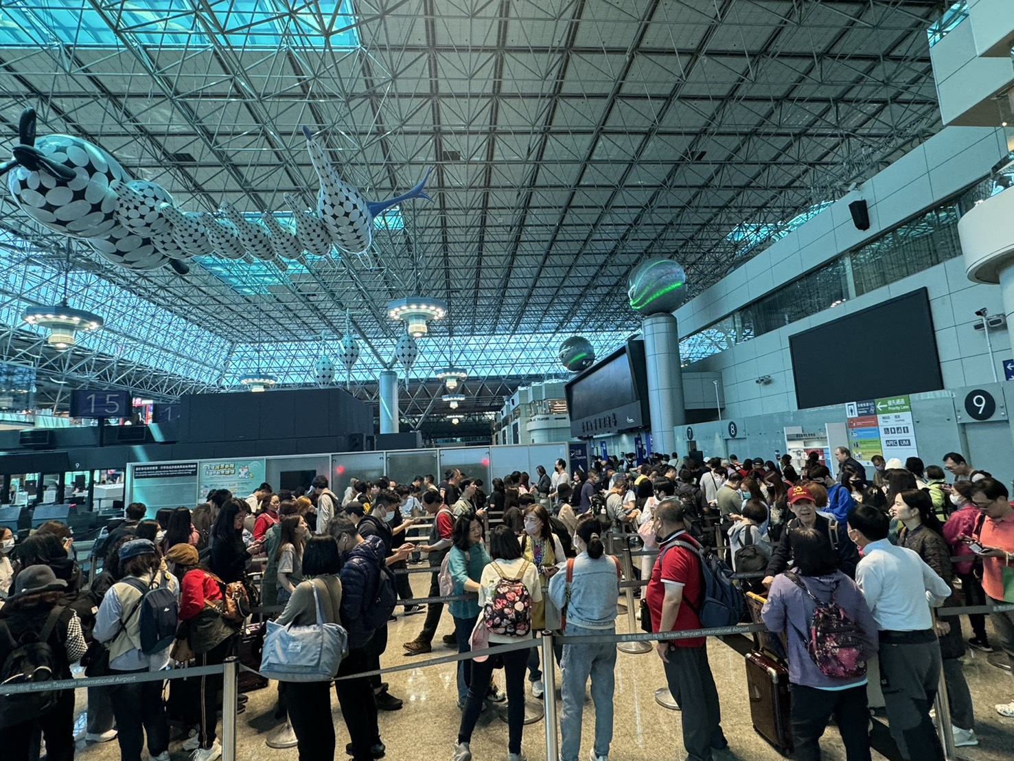 桃園機場第二航廈驚傳停電，大批民眾排隊等待人工安檢通關。（讀者提供）