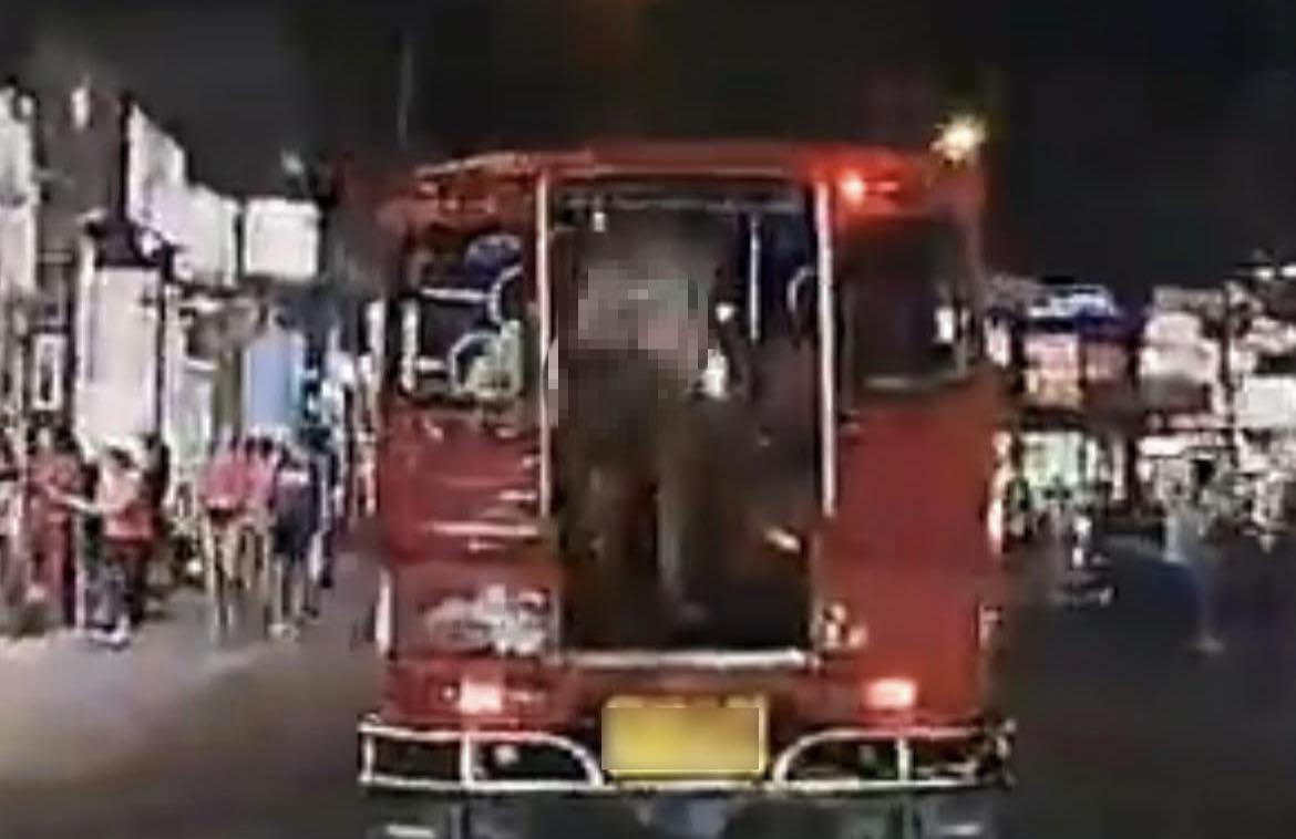 數名外籍女遊客搭乘嘟嘟車輪流脫下長褲與內褲,並轉身向後方車輛露出臀部。(翻攝自Phuket Times ภูเก็ตไทม์ FB)