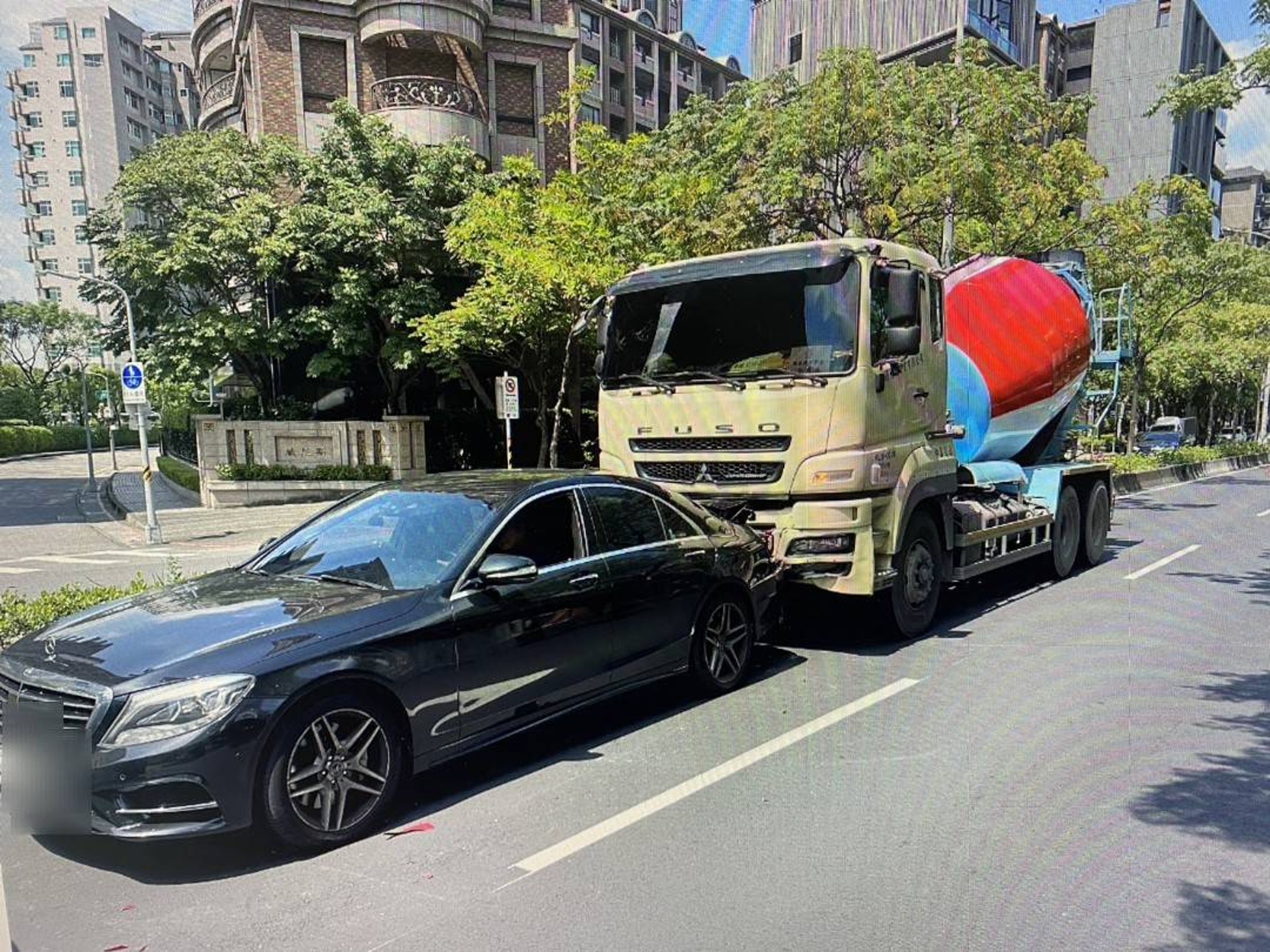 水泥預拌車因剎車不及連撞前方的賓士車等2車。（翻攝畫面）