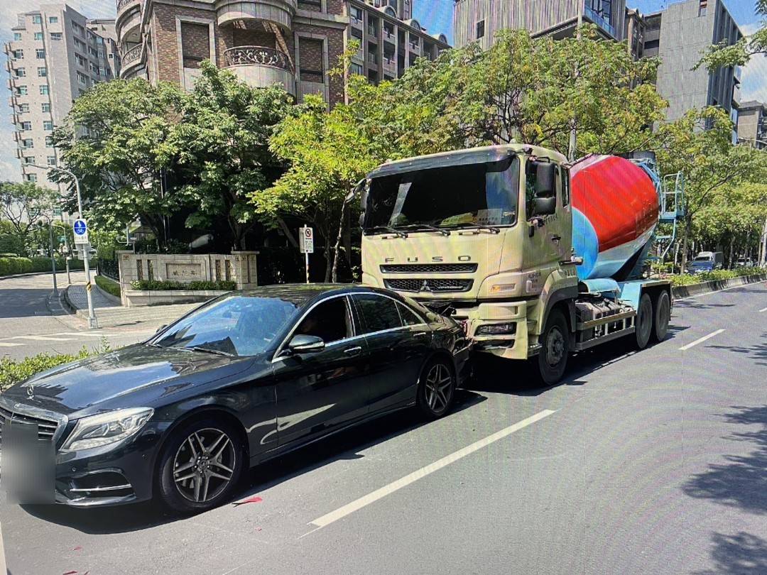 水泥預拌車因剎車不及連撞前方的賓士車等2車。（翻攝畫面）