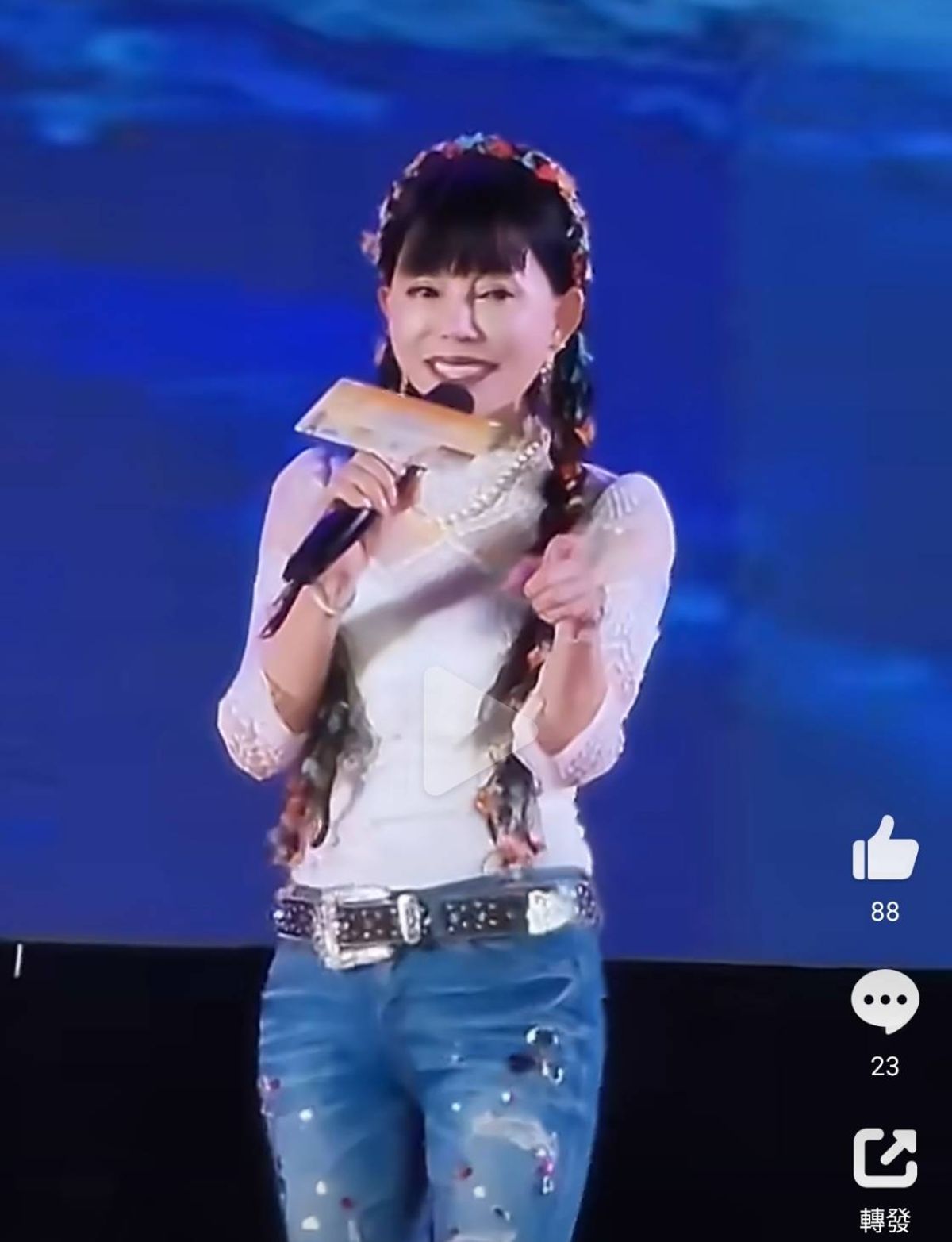 狄鶯現身廈門商演!雙馬尾造型掀熱議。(翻攝自微博、)