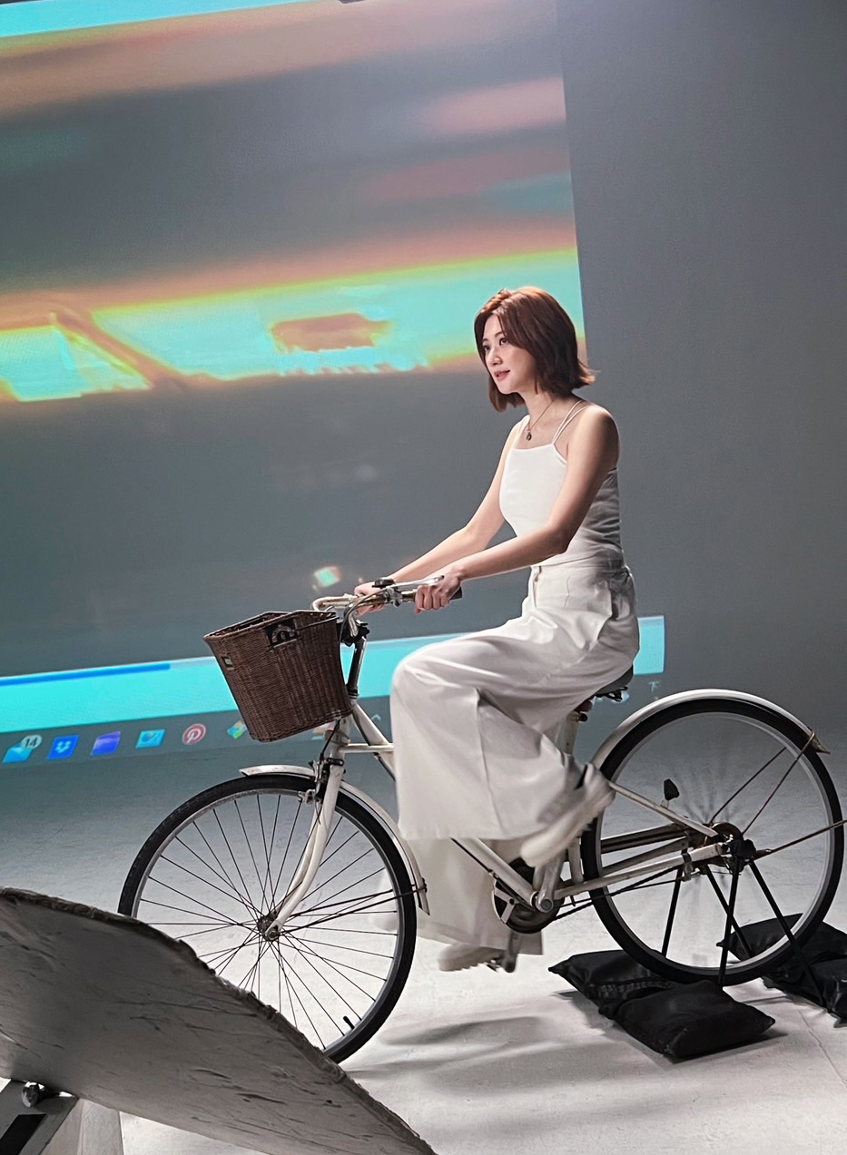 林逸欣為拍〈Make a Plan〉狂踩腳踏車,樂喊輕輕鬆鬆。(鑫羽工作室提供)