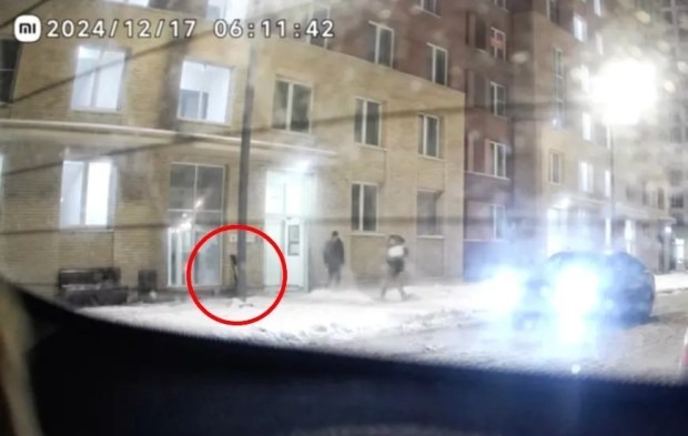 那台滑板車是炸彈！俄羅斯化武司令遭炸死，「暗殺第一視角」最新影片曝光。（翻自X平台）