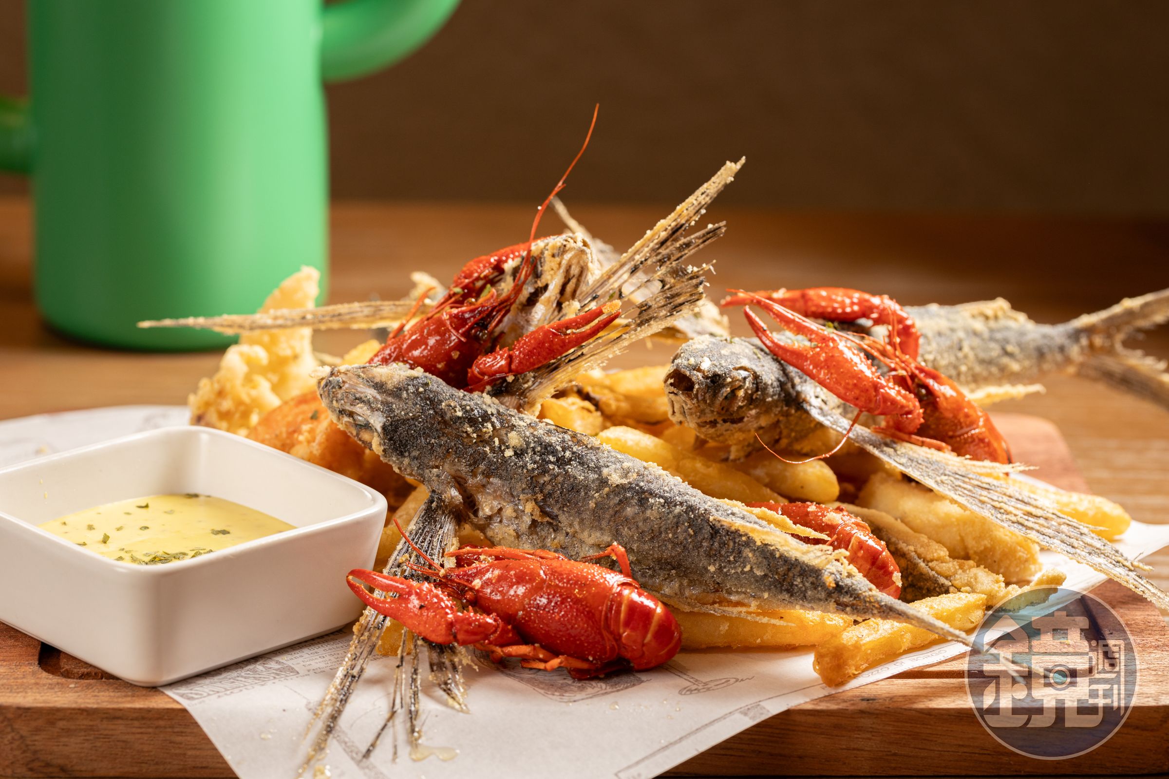 躍上餐桌的「Nossa炸飛魚海鮮拼盤」，將台灣種飛魚炸至酥脆，且四季都可吃到。（680元／份）