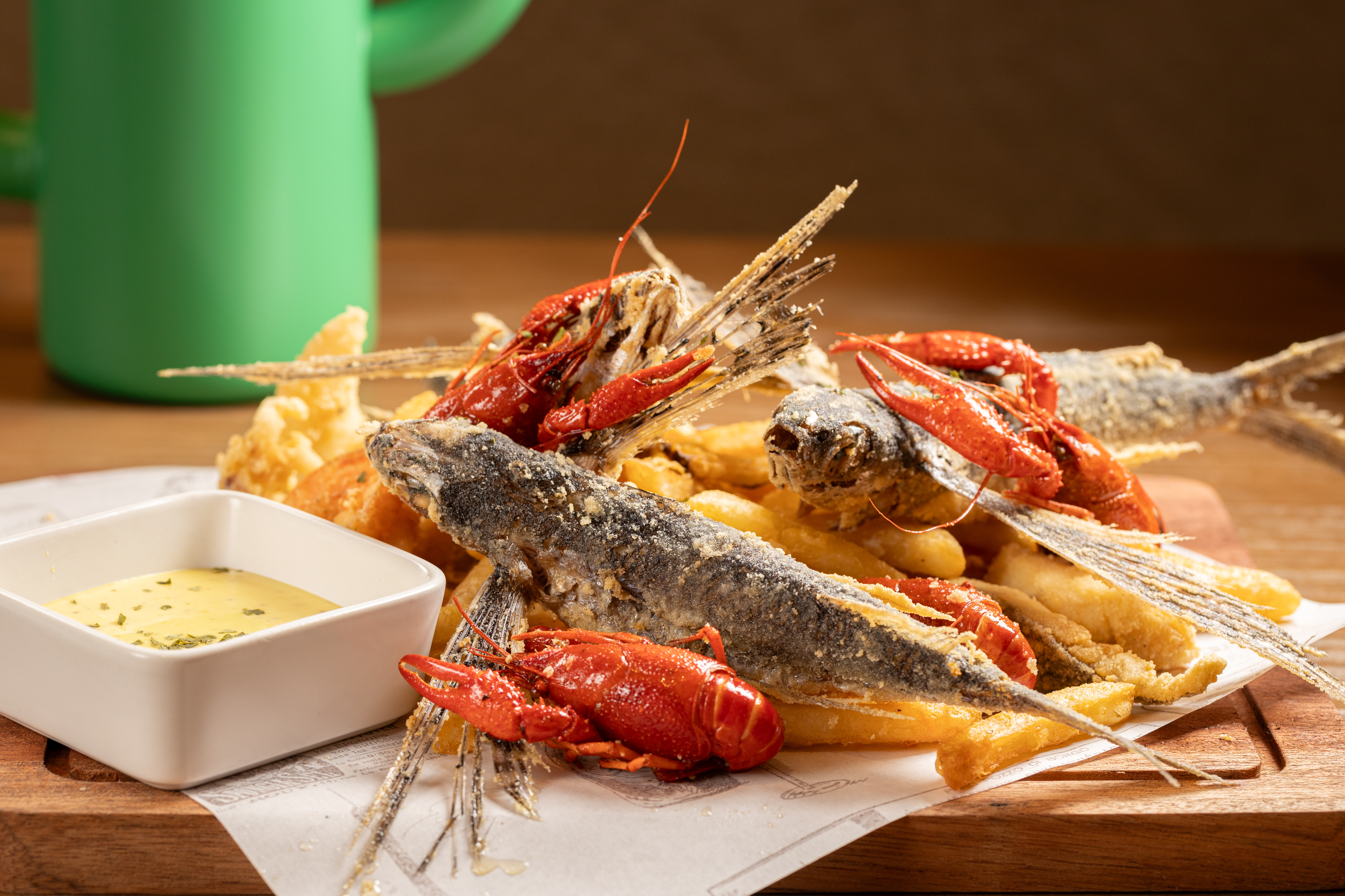 躍上餐桌的「Nossa炸飛魚海鮮拼盤」，將台灣種飛魚炸至酥脆，且四季都可吃到。（680元／份）