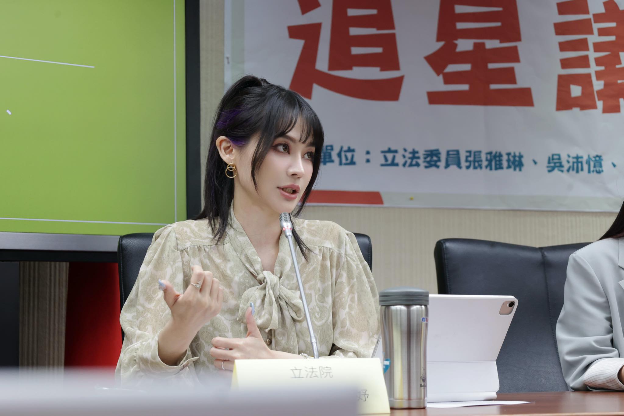 黃國昌新書把昔日戰友洪慈庸等人描繪成背叛他獨自淋雨的叛徒，讓賴品妤看不下去。（翻攝賴品妤臉書）
