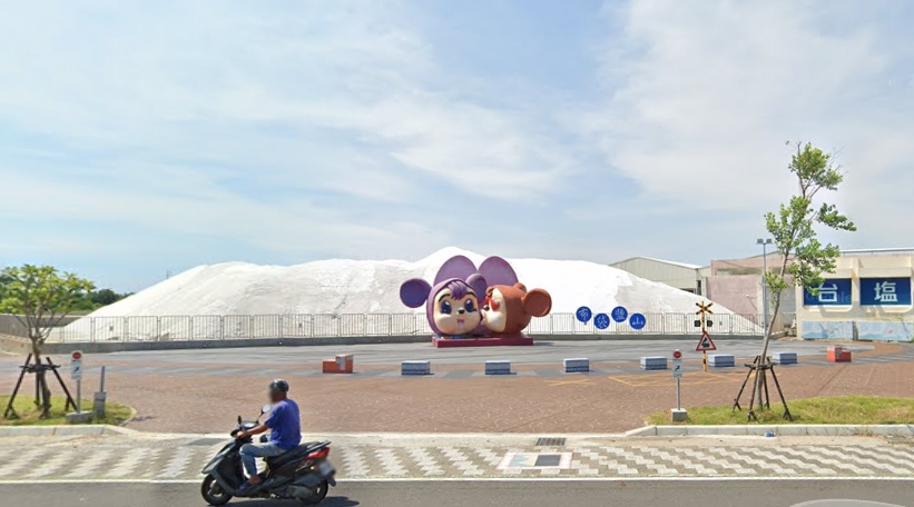 雨彈連日狂襲,布袋鹽山溶解。圖為原本畫面。(翻攝自Google Maps)