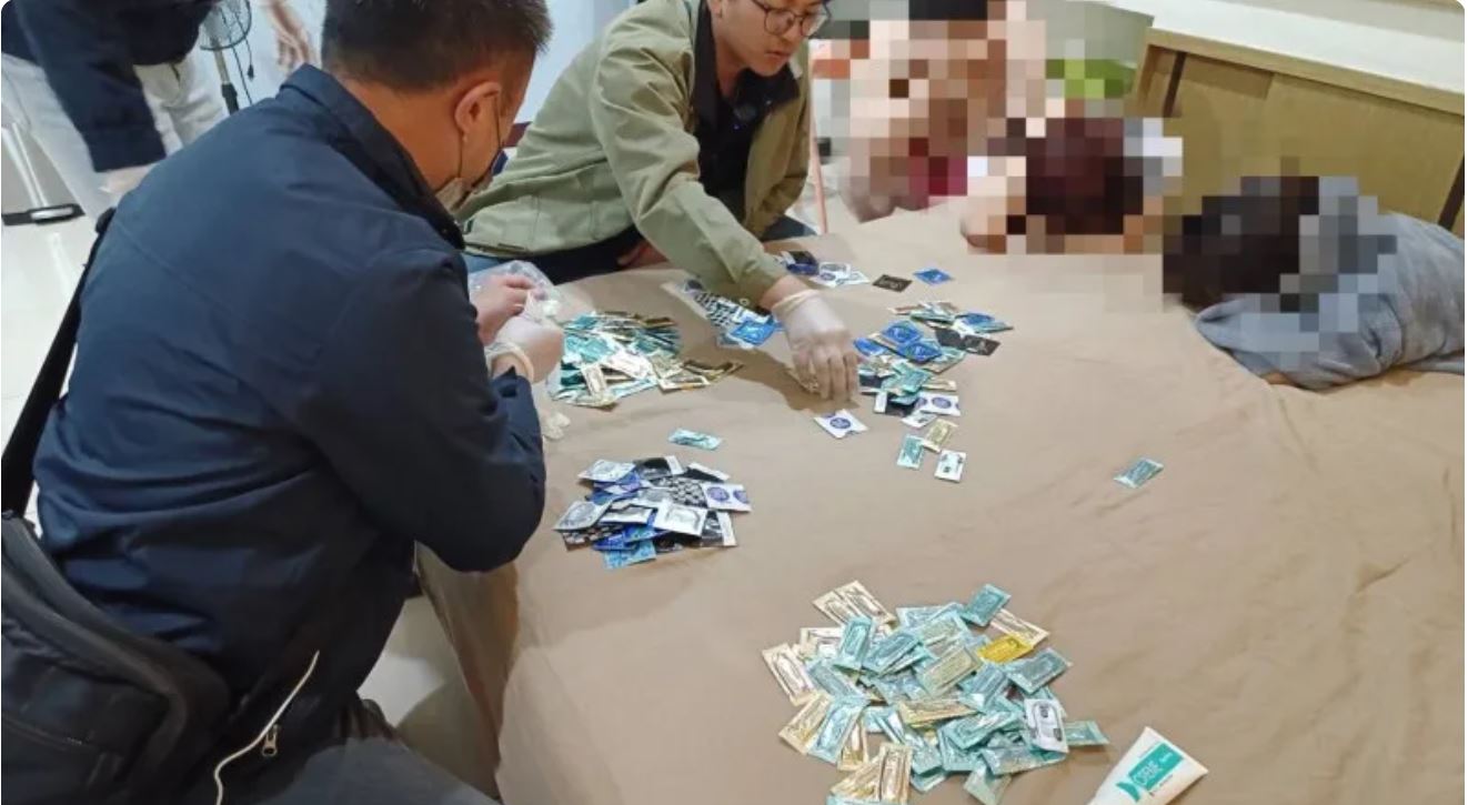 台南市警方查獲7男4女性愛趴，並查扣大量保險套。（台南市警察局提供）