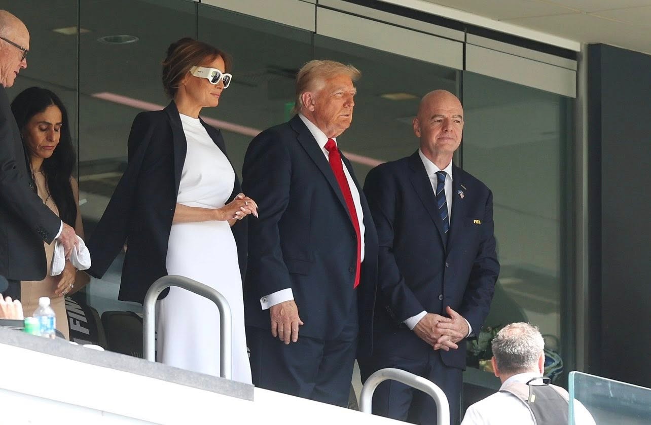 川普與梅蘭妮亞13日現身紐澤西大都會人壽體育場，觀賞FIFA世界俱樂部盃決賽。（翻攝Fashion and Style Trump family 臉書）