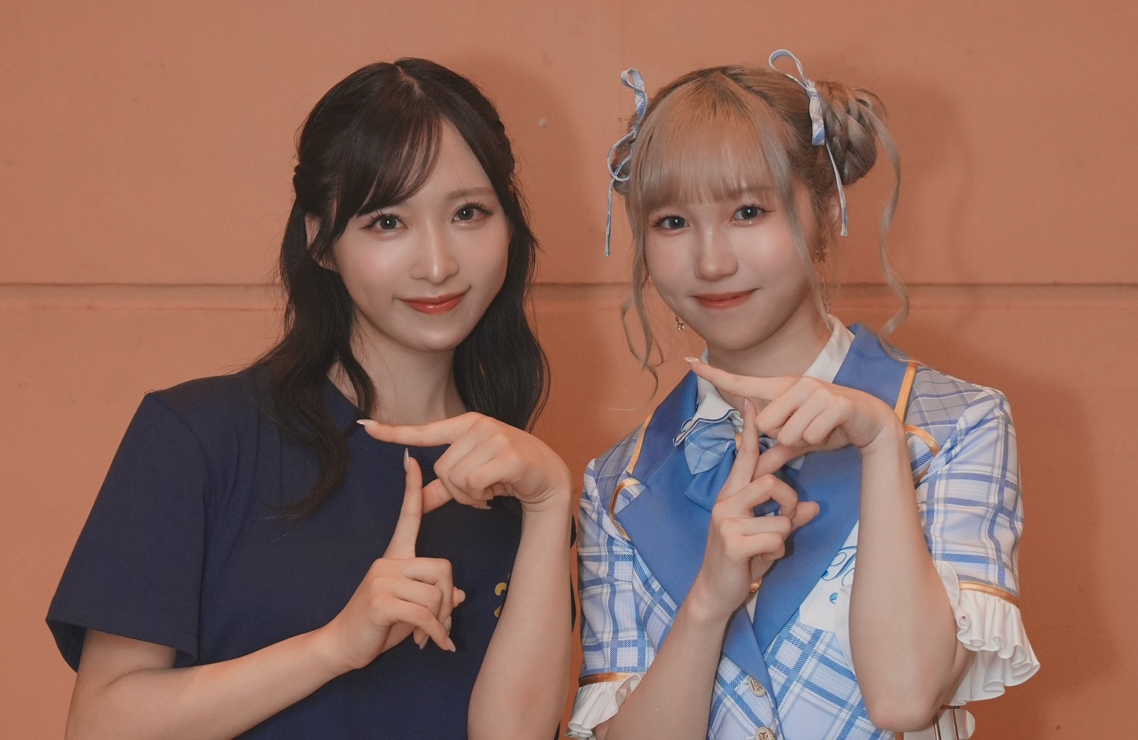 AKB48 eam TP香港成員劉曉晴（右）與AKB48成員小栗有以 雙C位合唱〈Heavy Rotation〉掀全場尖叫。（好言娛樂提供）