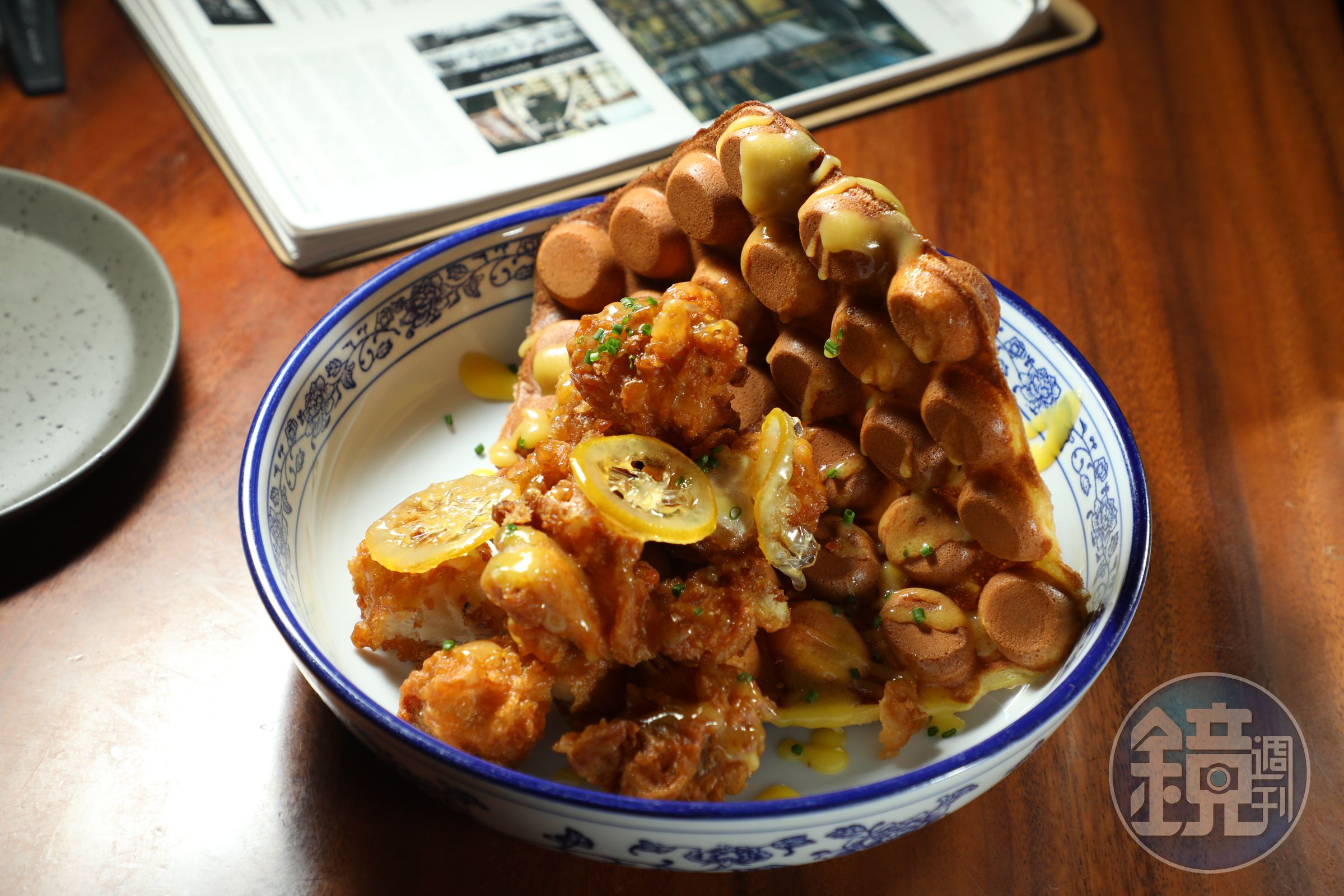 在旅途中用舌尖遍嘗九龍城,美味的市井食物中隱藏香港百年歷史。(圖為九龍城「大和堂」咖啡館的「雞與雞蛋仔」)