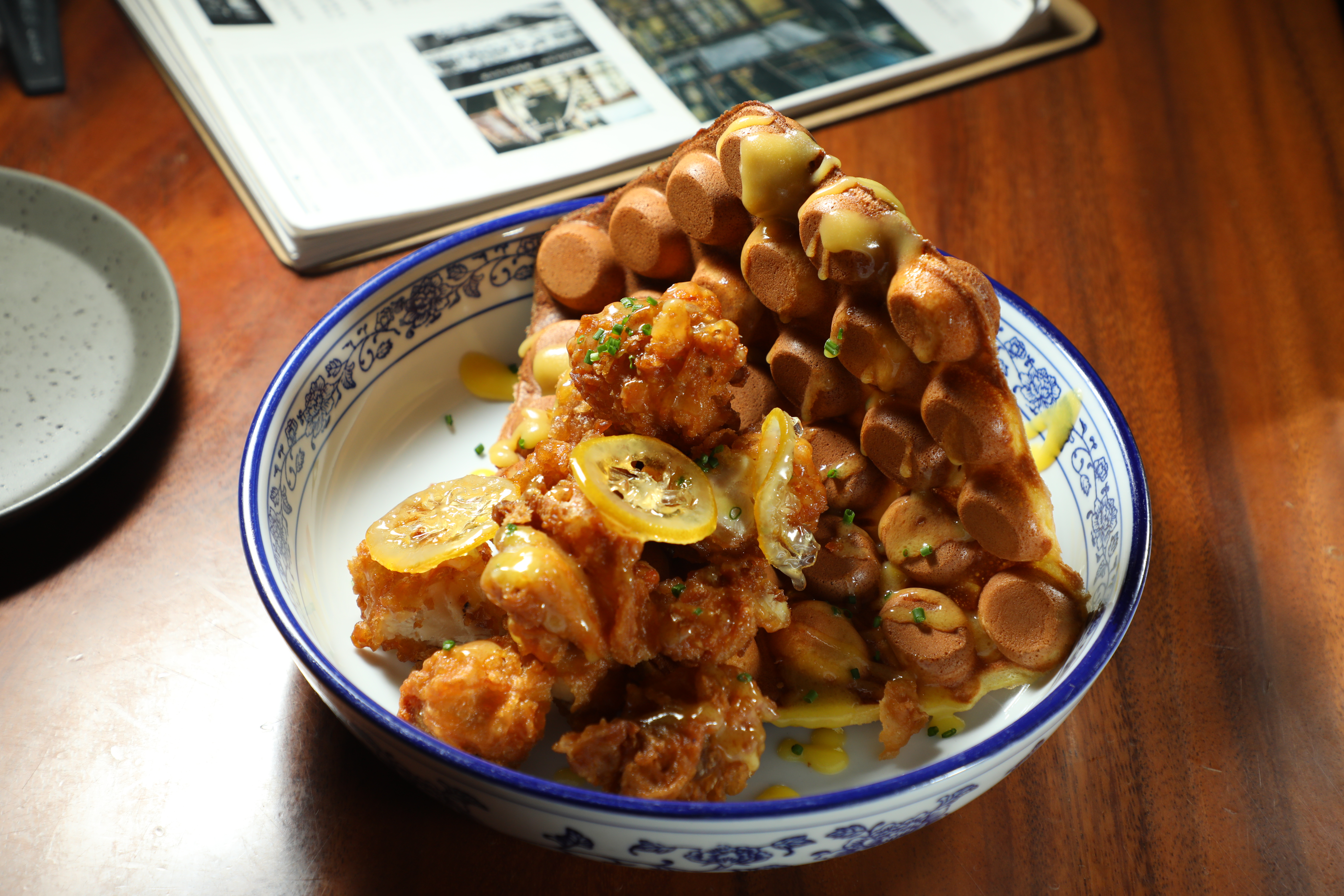 在旅途中用舌尖遍嘗九龍城,美味的市井食物中隱藏香港百年歷史。