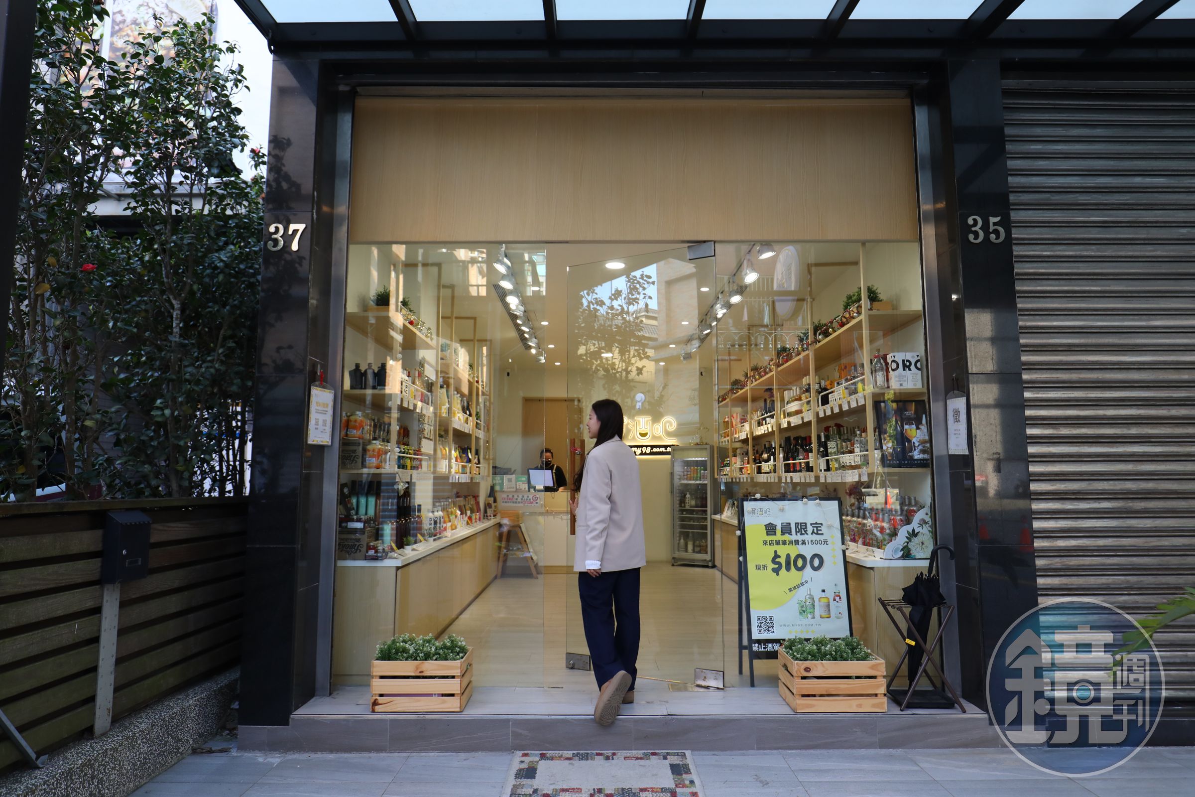 位於桃園龜山的「買酒吧」鄰近長庚醫院站,出站步行2分鐘就能抵達,在南港也有分店。