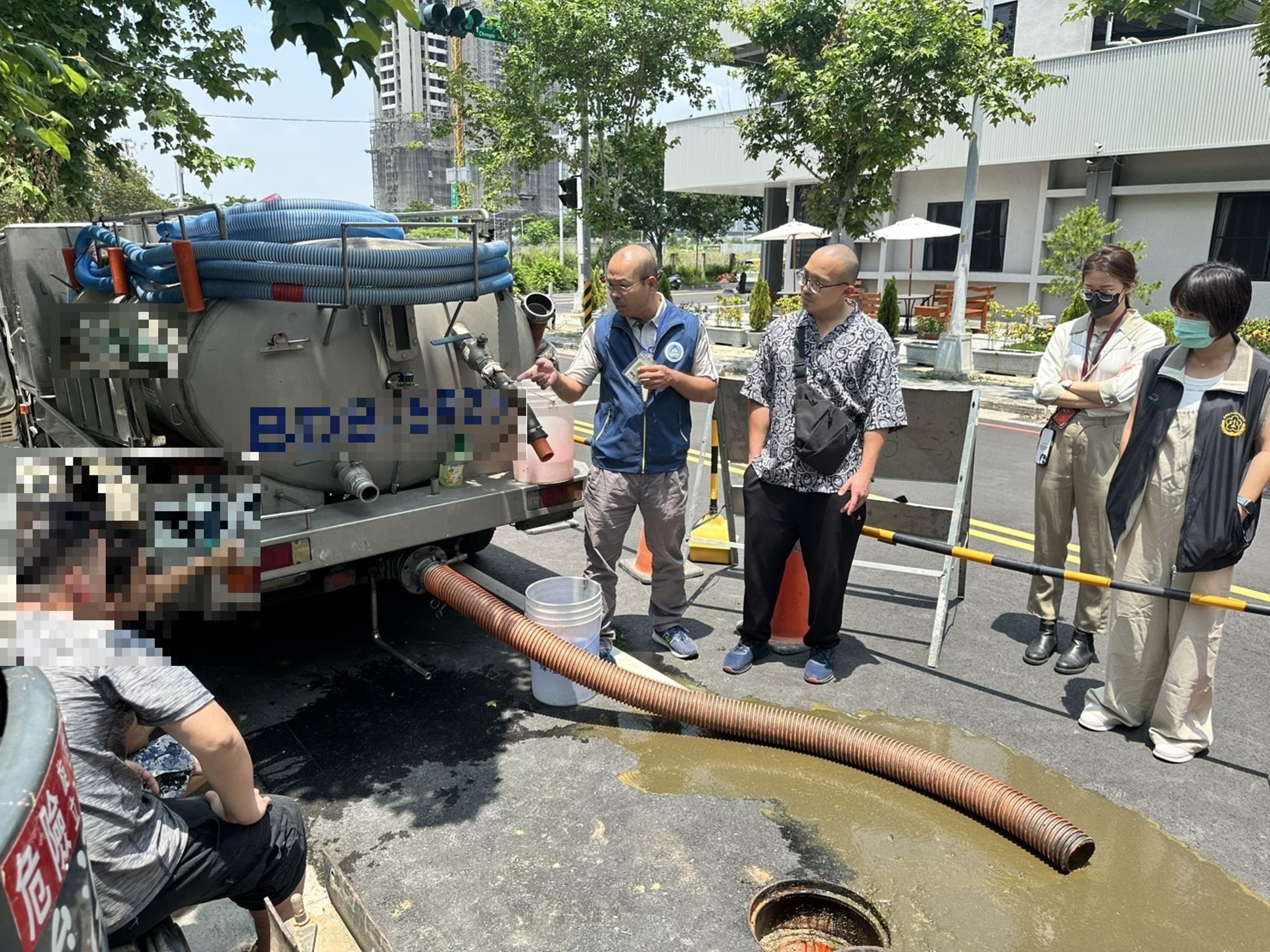 台中查獲水肥清運業者合法掩護非法，在市區偽裝維修下水道，實則大量傾倒水肥廢棄物。（保七總隊提供）
