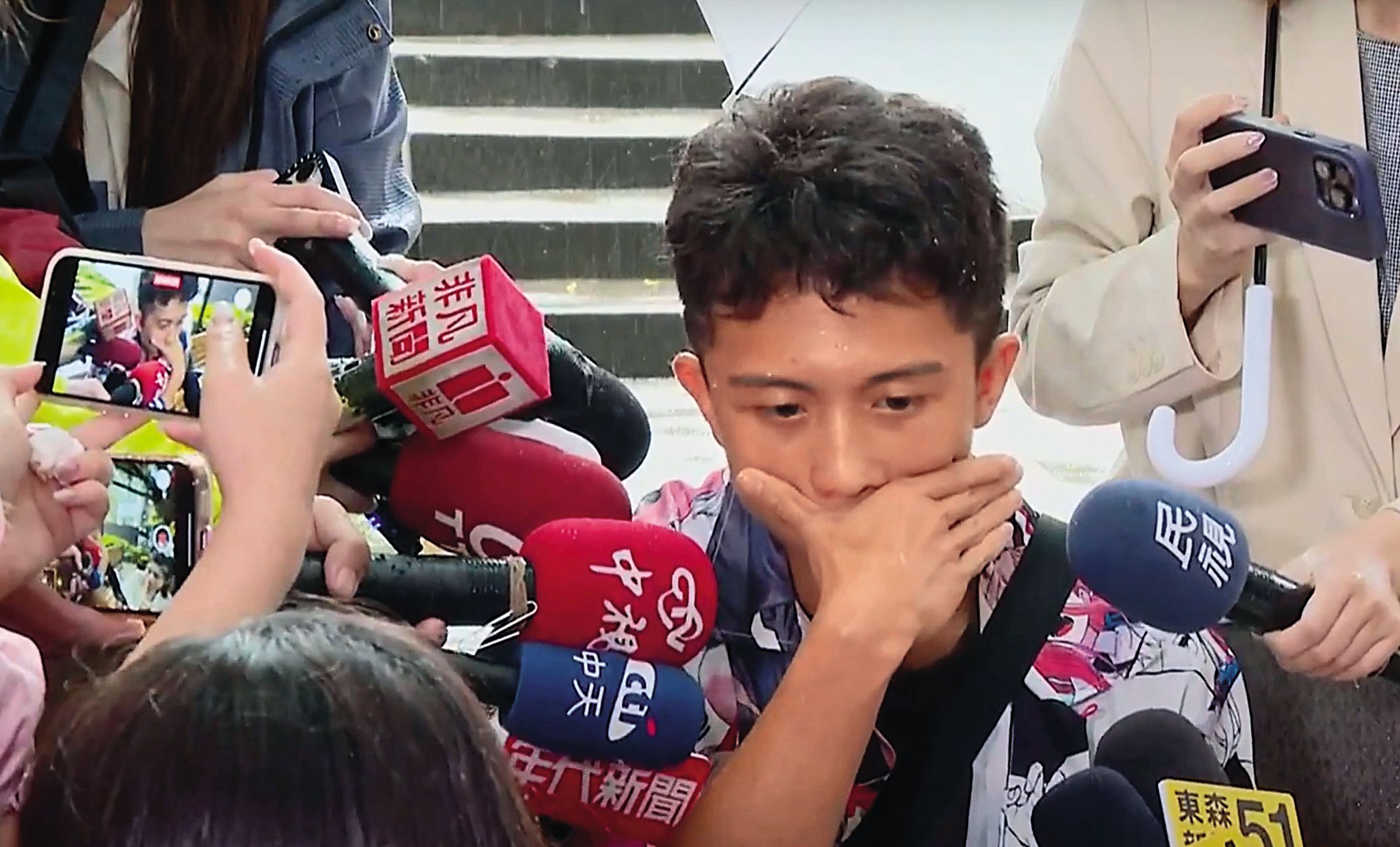 孫安佐2日原現身要和鄉民對嗆,但現場只有大批媒體守候。(翻攝自鏡新聞)