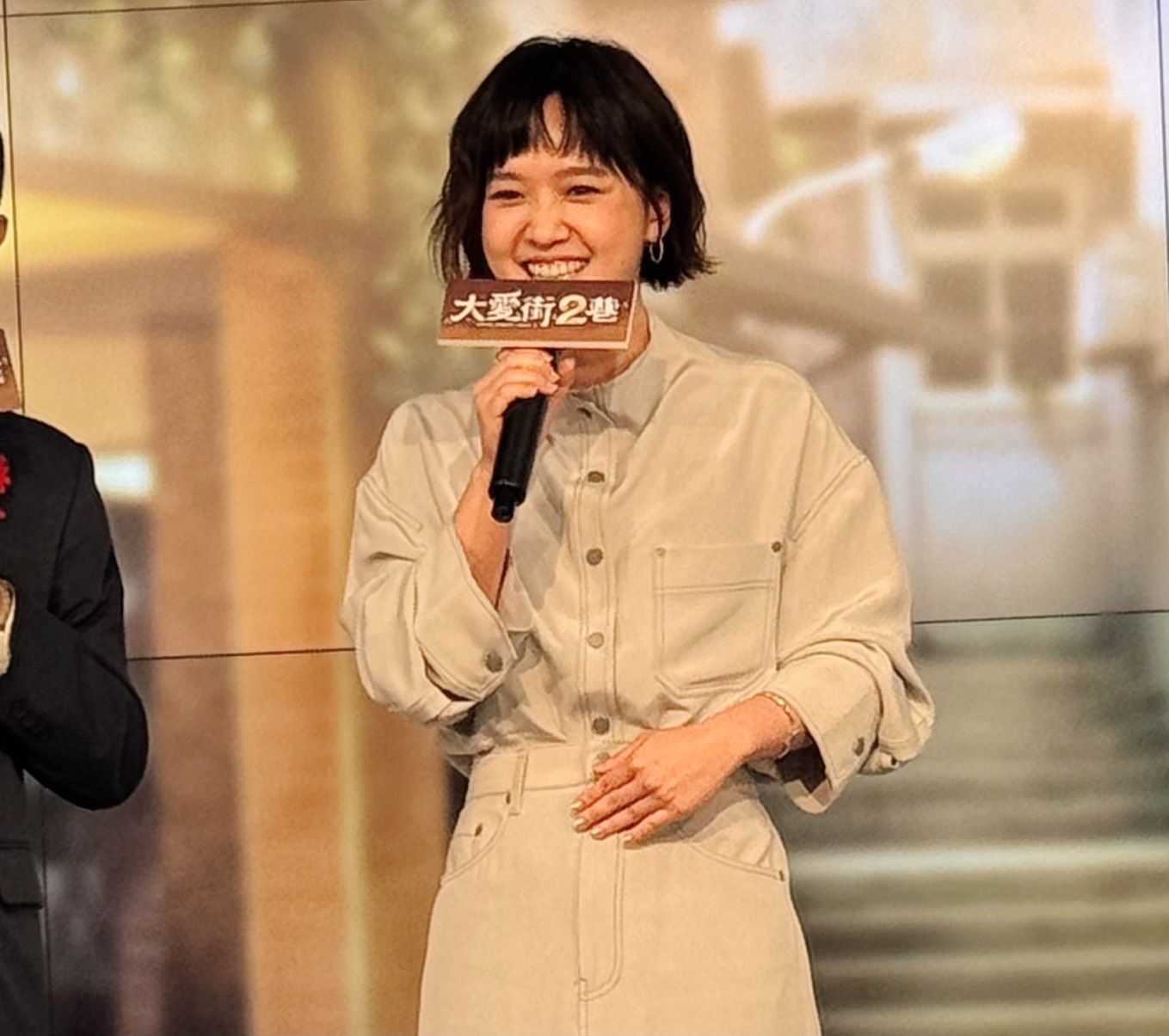 嚴正嵐在台上不自覺頻頻摸肚子引人聯想是否有孕。葉婉如攝