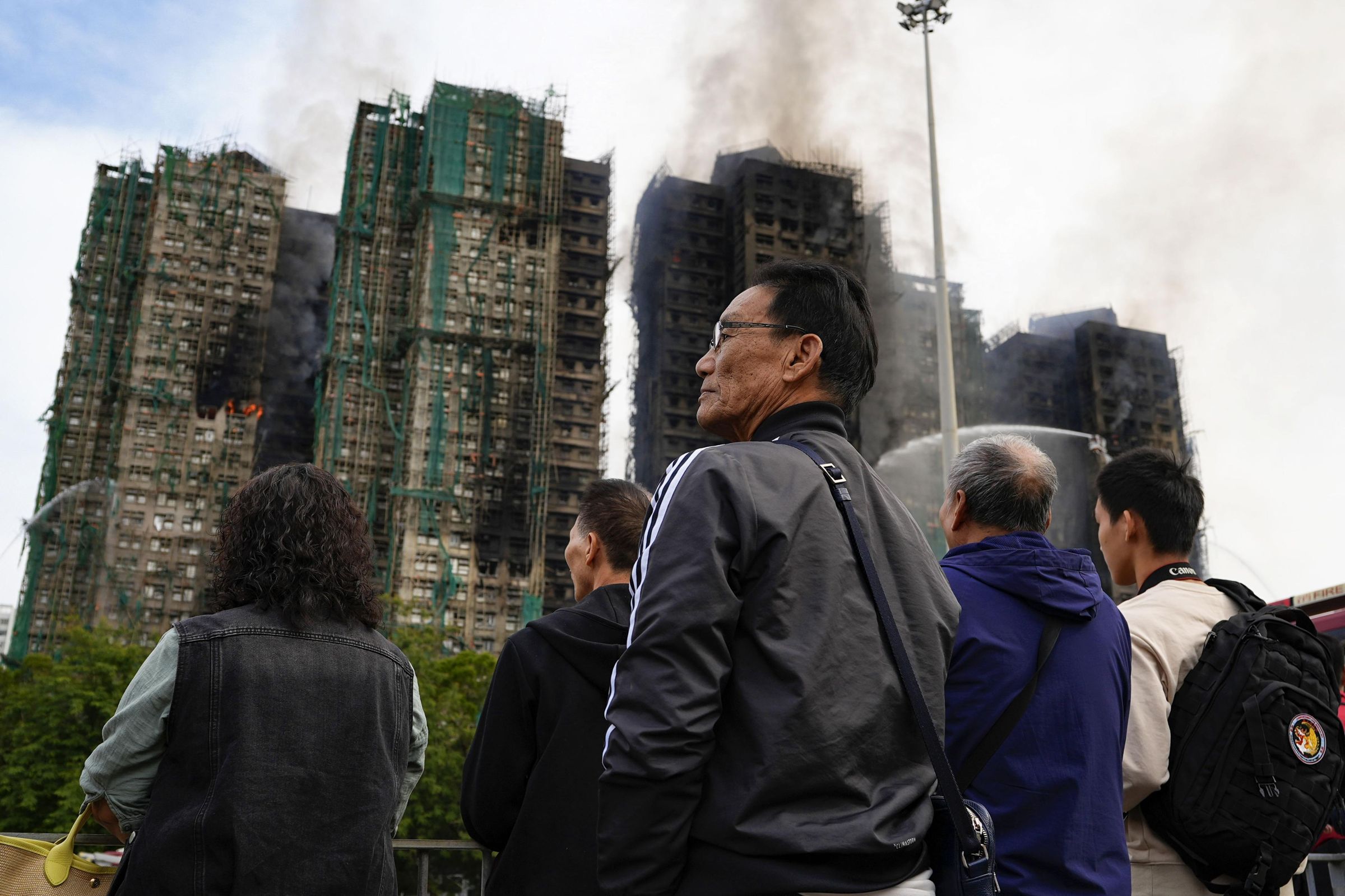 宏福苑大火造成嚴重死傷，香港政府今起降半旗3天致哀，同時開放全港18區供民眾弔唁。（東方IC）