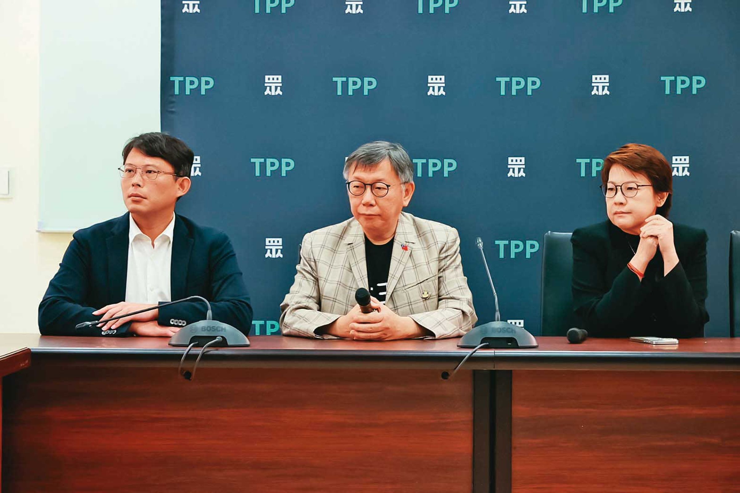 柯文哲(中)涉弊遭收押後,由黃國昌(左)接任民眾黨主席,傳出黃珊珊(右)曾在去年6月向柯抱怨黃國昌。(民眾黨提供)