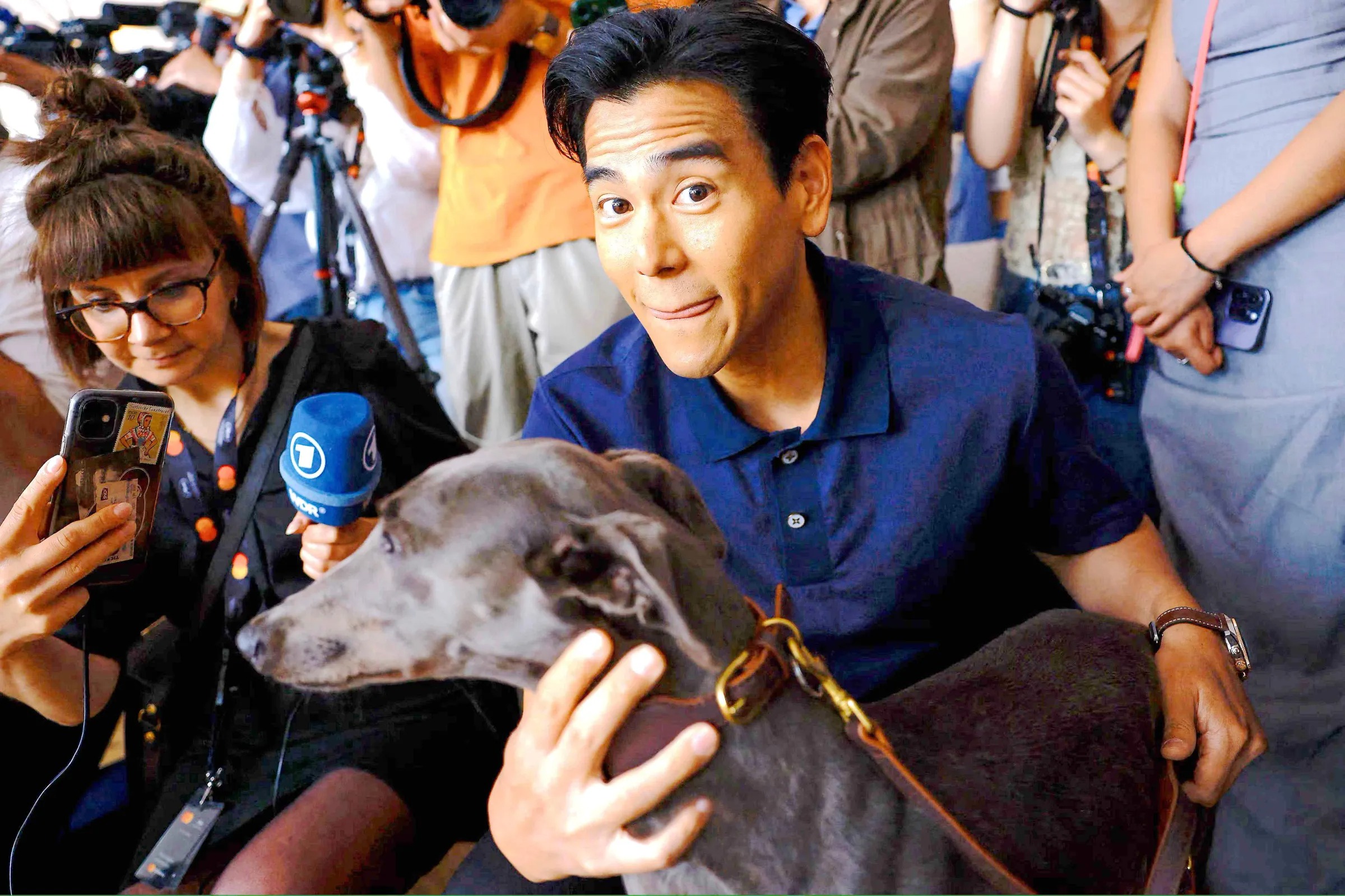 彭于晏拍陸片《狗陣》時，還領養了片中的狗狗，更帶著其中的「小辛」赴坎城影展亮相。（海鵬提供）