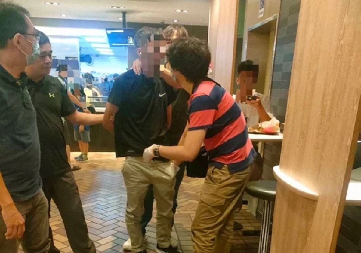 余男猛砍女友30刀後逃逸15小時，在高雄市左營一間速食店被警方逮捕。（翻攝畫面）