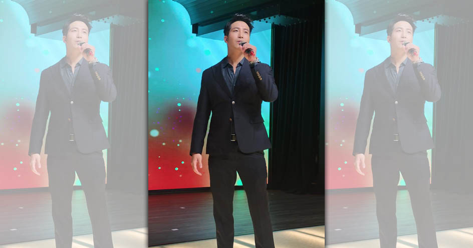 吳翔震在台北世旗會服裝及珠寶秀晚宴，演唱〈好人〉。（台北市世界旗袍文化藝術推展協會提供）