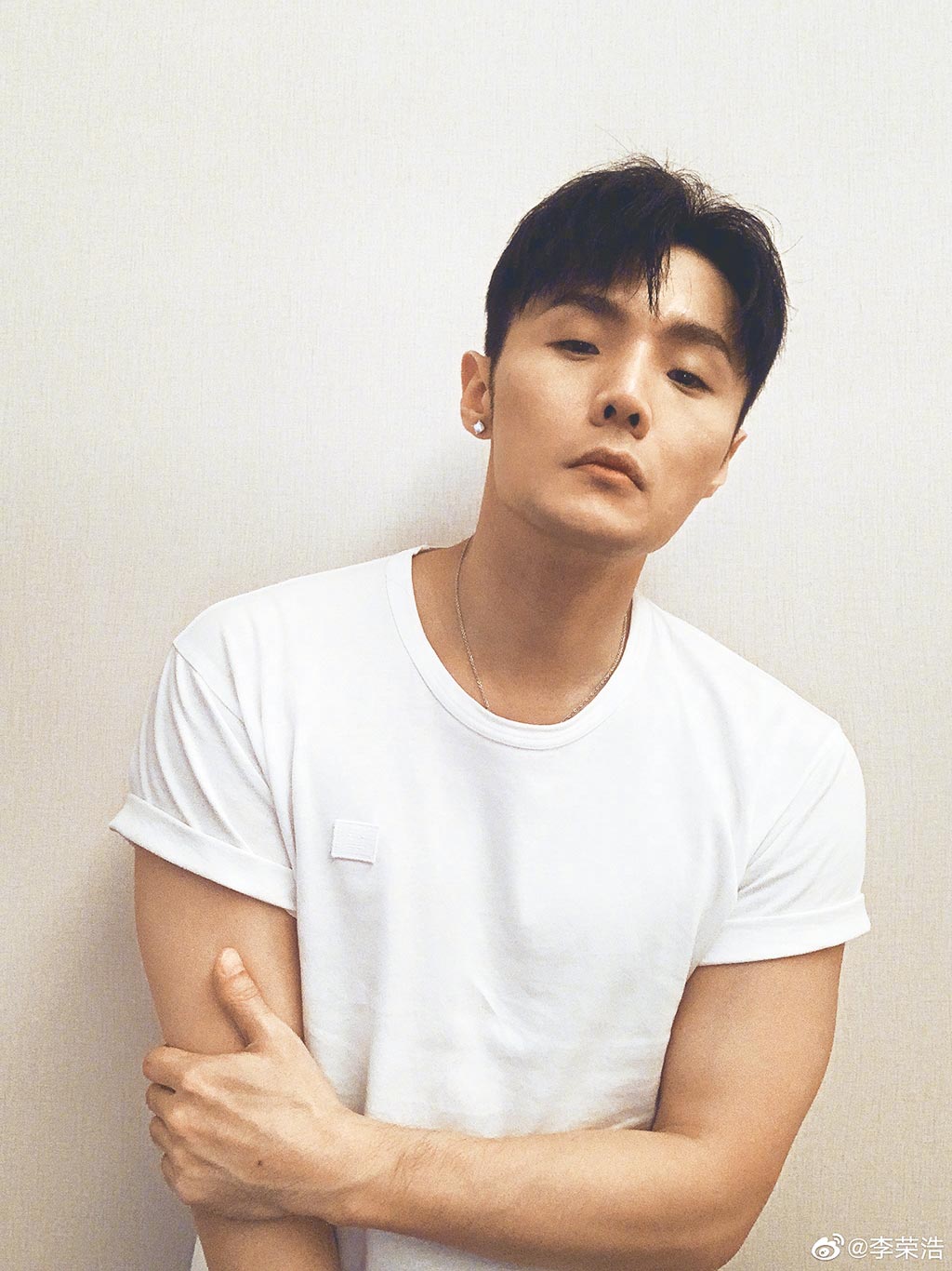 李榮浩送楊丞琳14萬的香奈兒包，被她稱讚很懂品味。（翻攝自李榮浩微博）