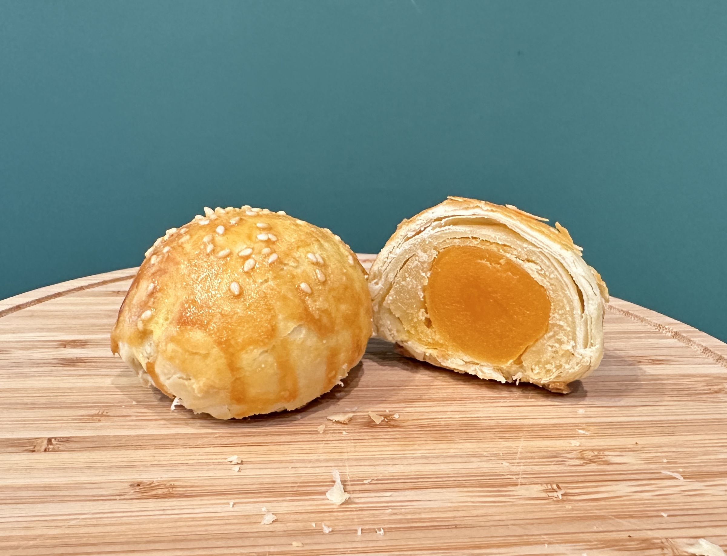 以澳洲特級初榨橄欖油取代豬油製作的低卡健康蛋黃酥（綠豆口味）。（獵人谷之夢提供）