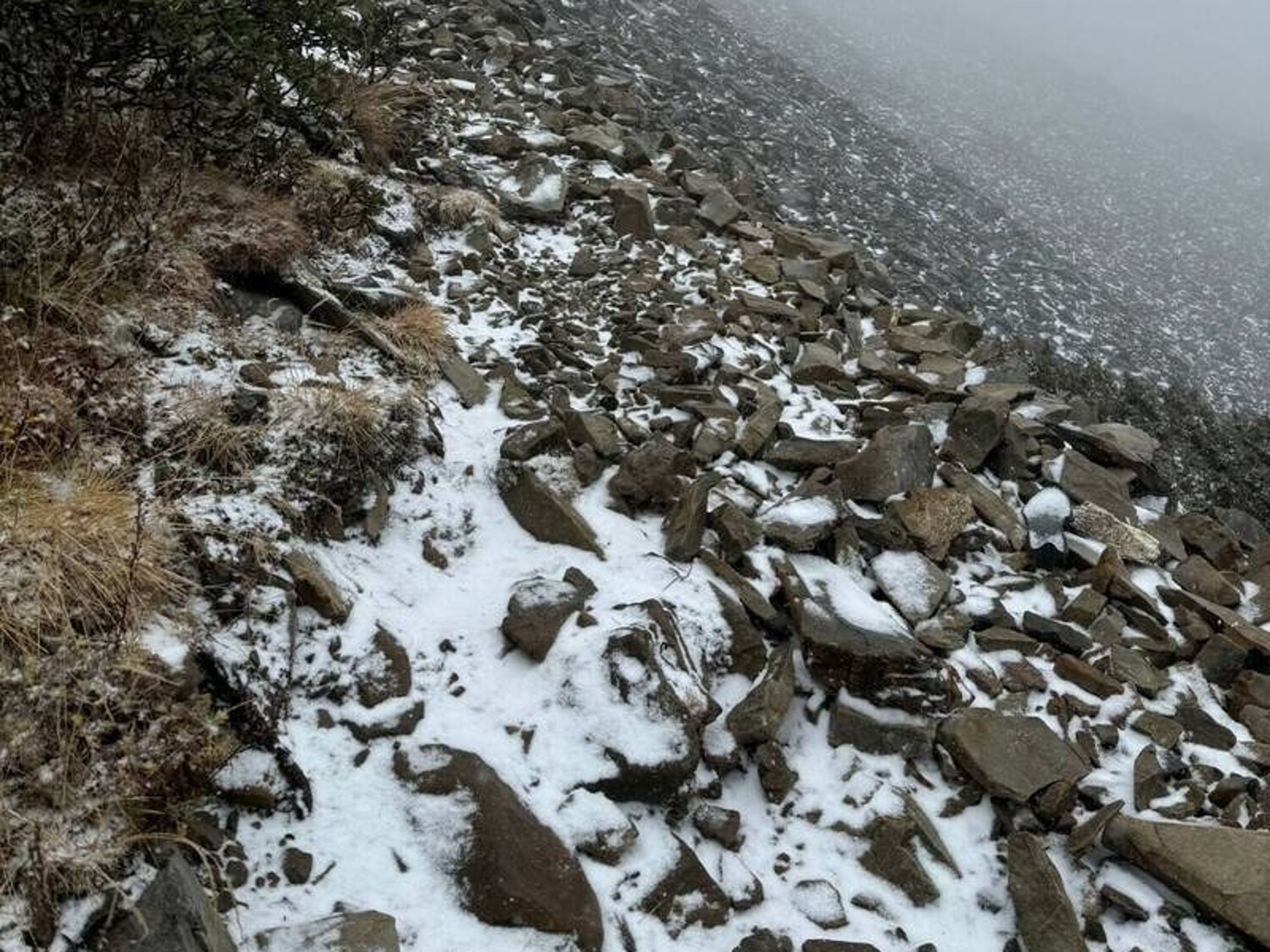 雪山圈谷迎來今年入冬以來第一場雪。（雪霸國家公園管理處提供）