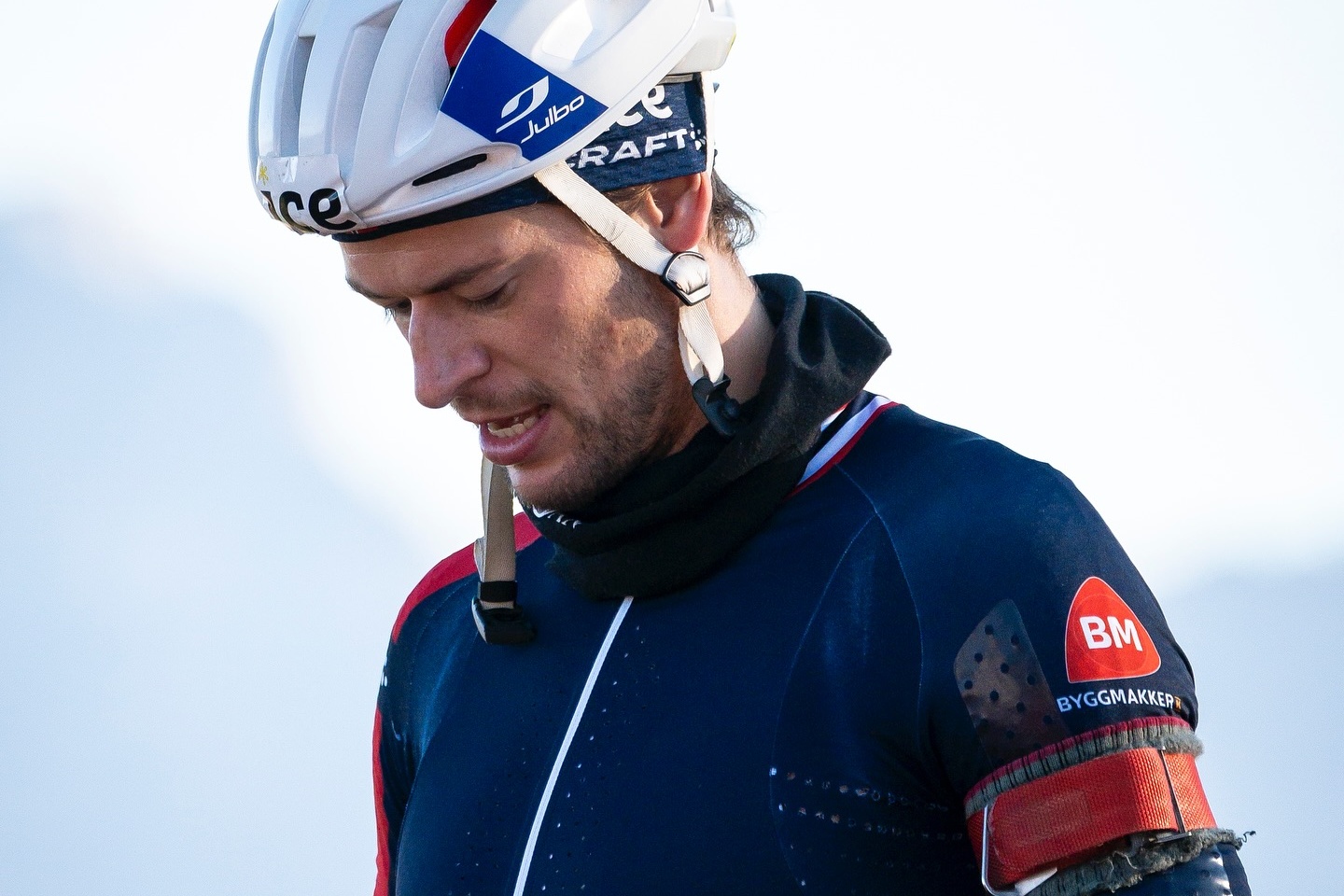 挪威選手萊格雷德賽後哭著對鏡頭懺悔，表示自己背叛了女友。（翻攝自Sturla Holm Lægreid臉書）