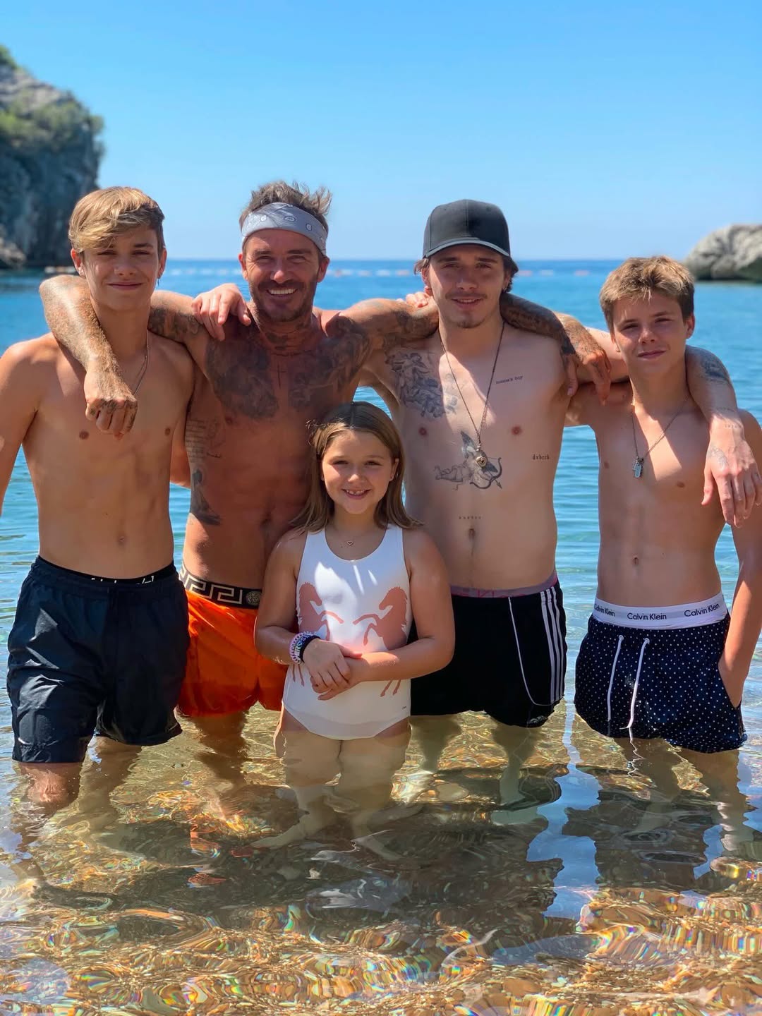 貝嫂分享貝克和4個孩子的舊照,祝丈夫父親節快樂。(翻攝victoriabeckham IG)