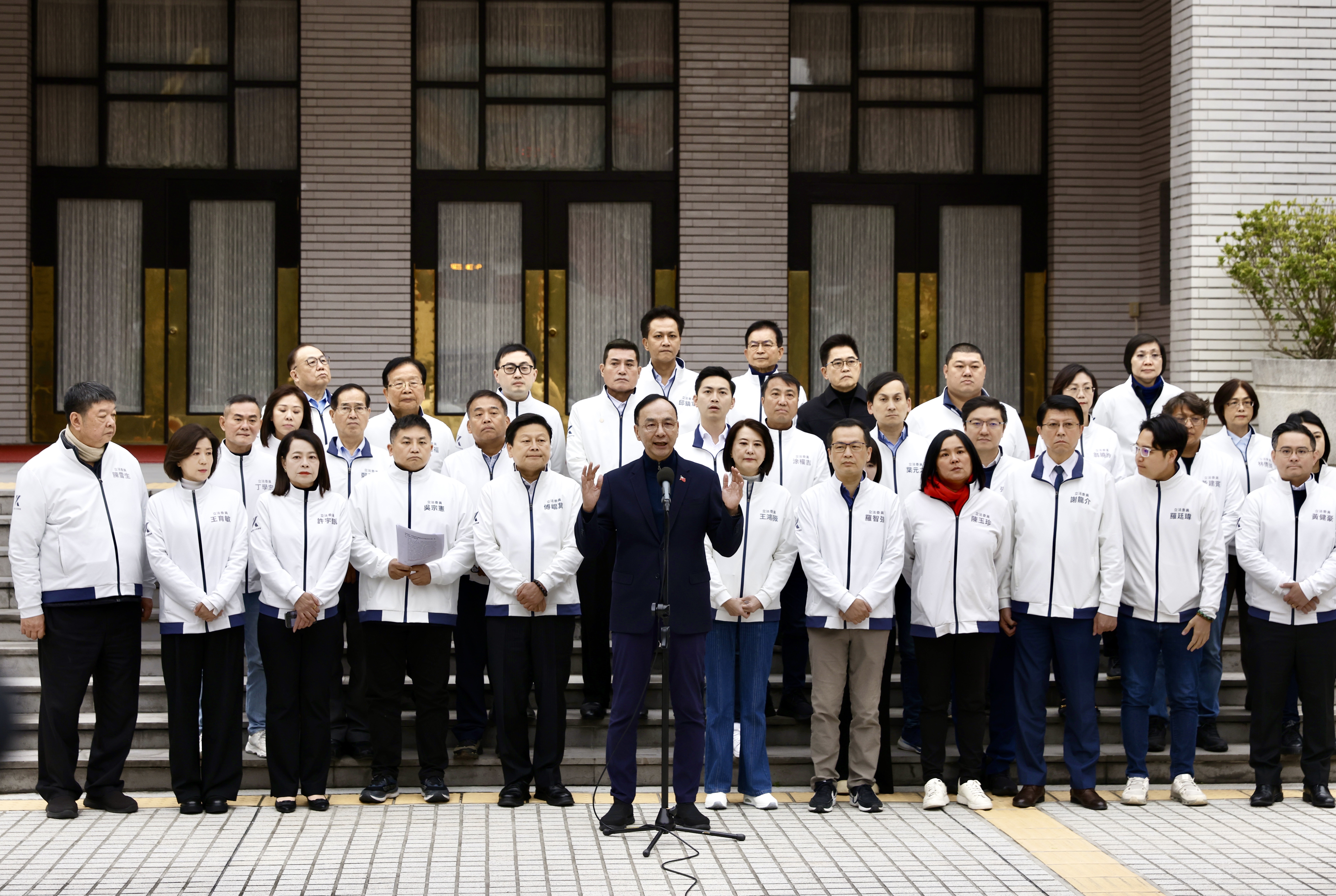 朱立倫昨日率藍委,宣布國民黨啟動公投。