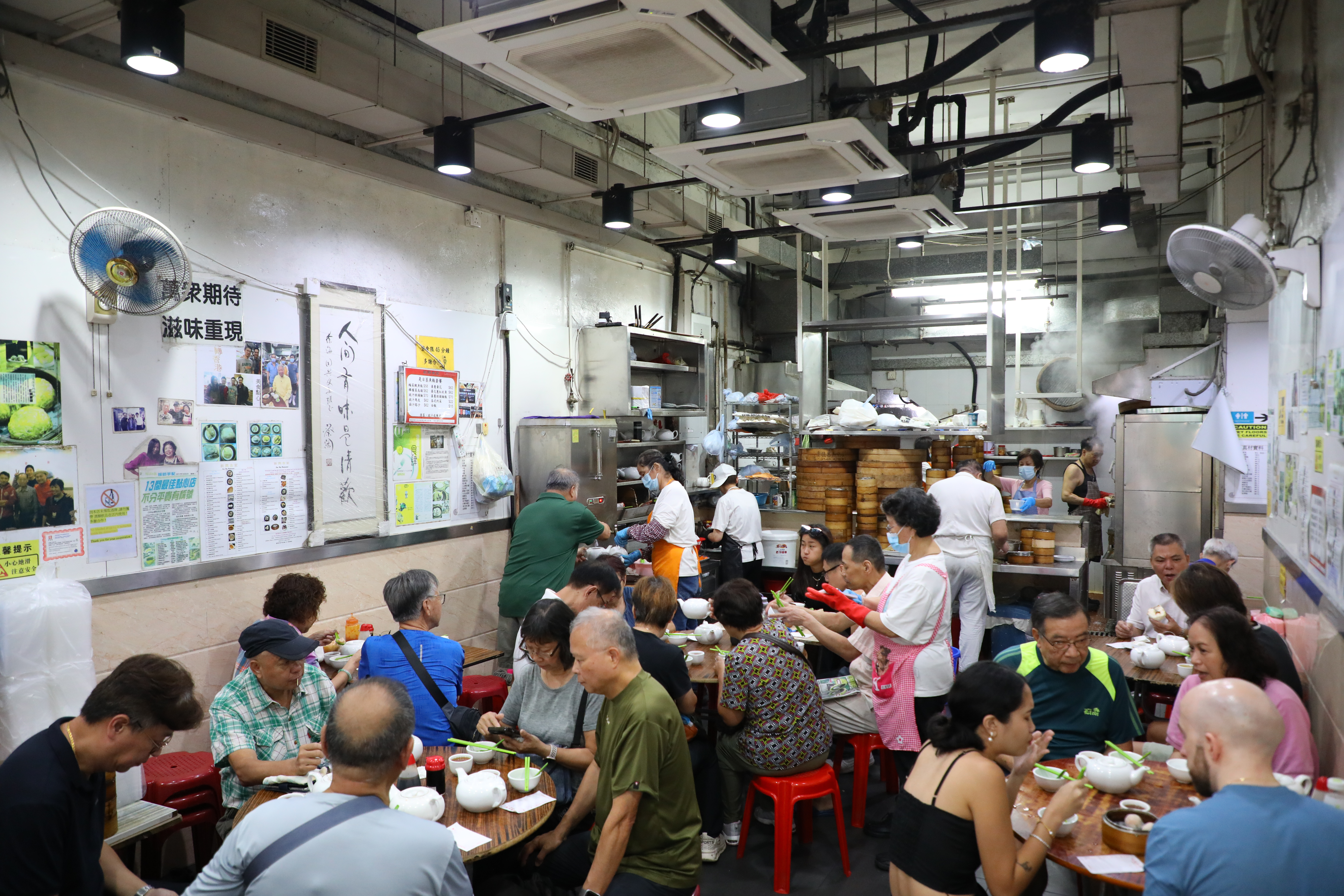 「新興食家」每天凌晨3點一開張就湧進眾多食客，本地人來解饞、外地人來朝聖。