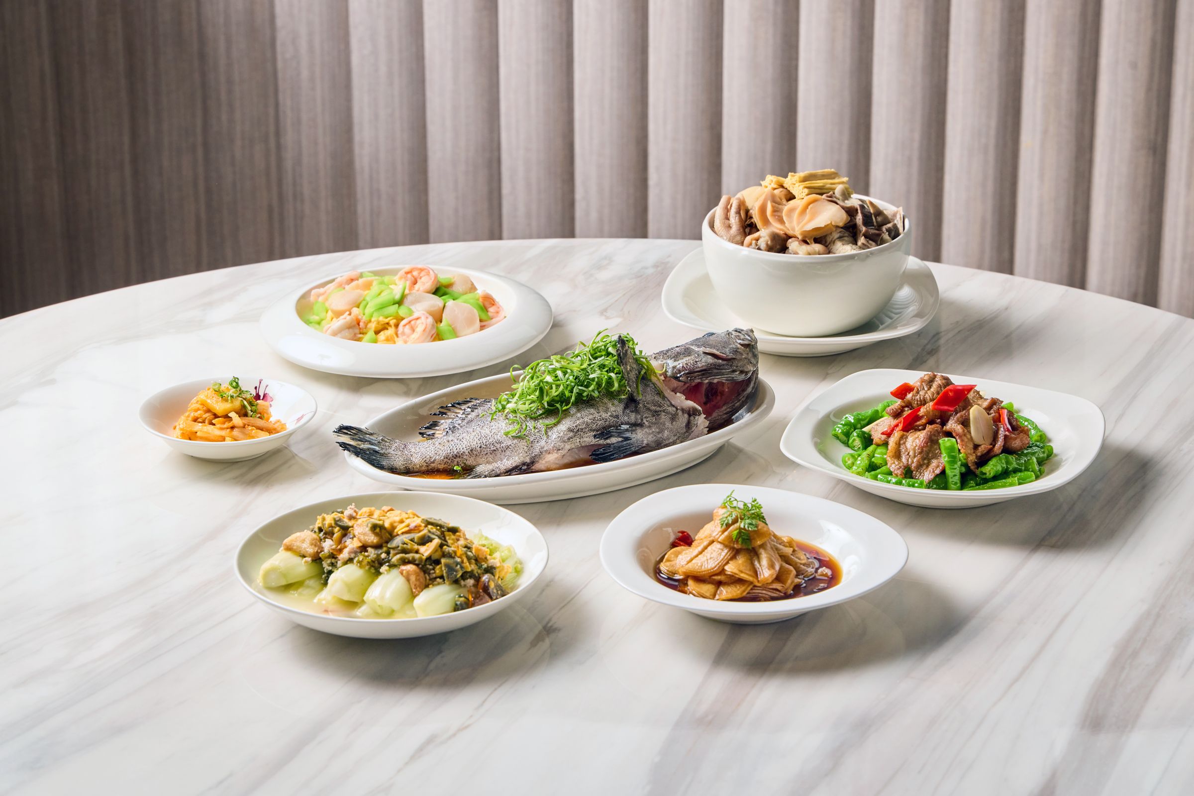 饗樂時刻套餐全景：以當季食材演繹六道粵式佳餚，展現秋日豐收鮮味與溫馨氛圍，陪伴小家庭共享團聚時光。