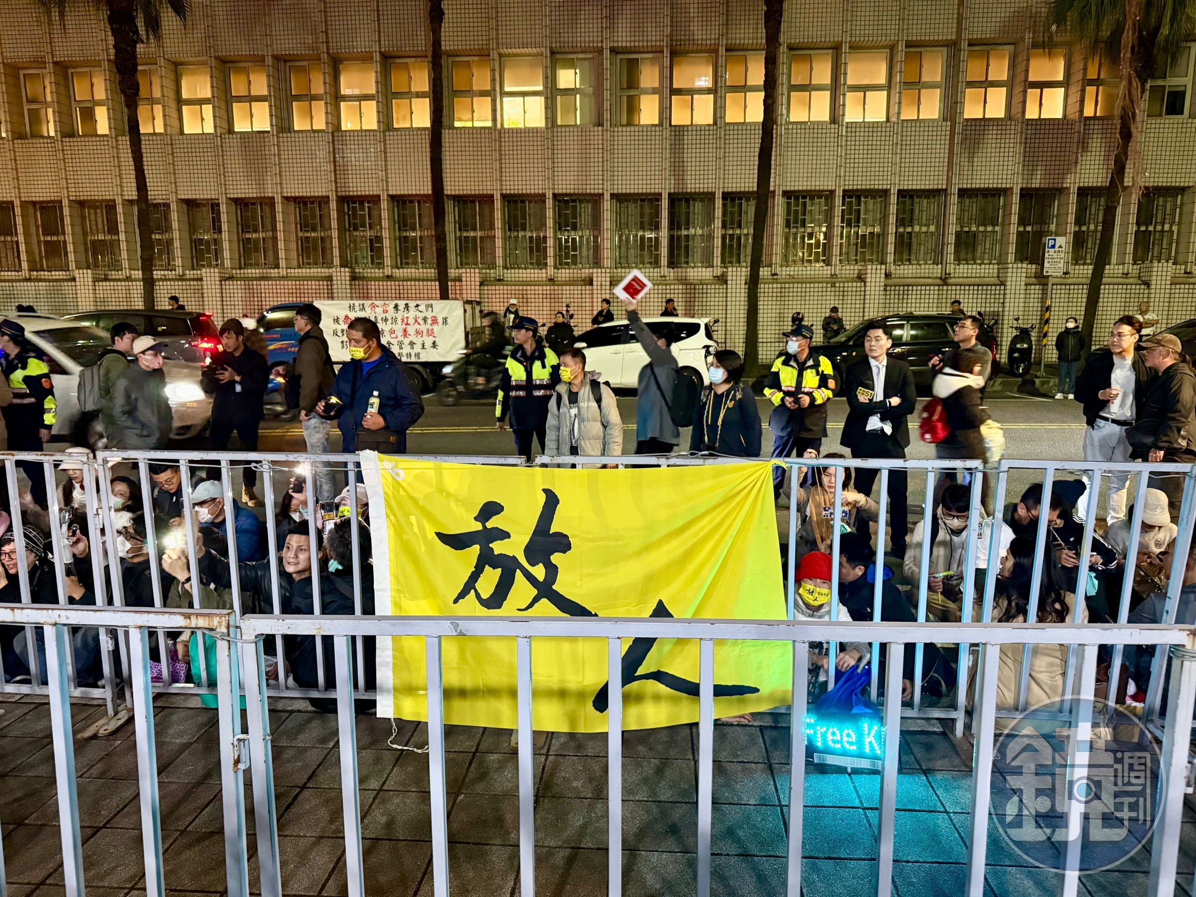 民眾黨組織部宣布6點發動「北檢前集結」，如今陸續有支持者到場，手勾手席地而坐。