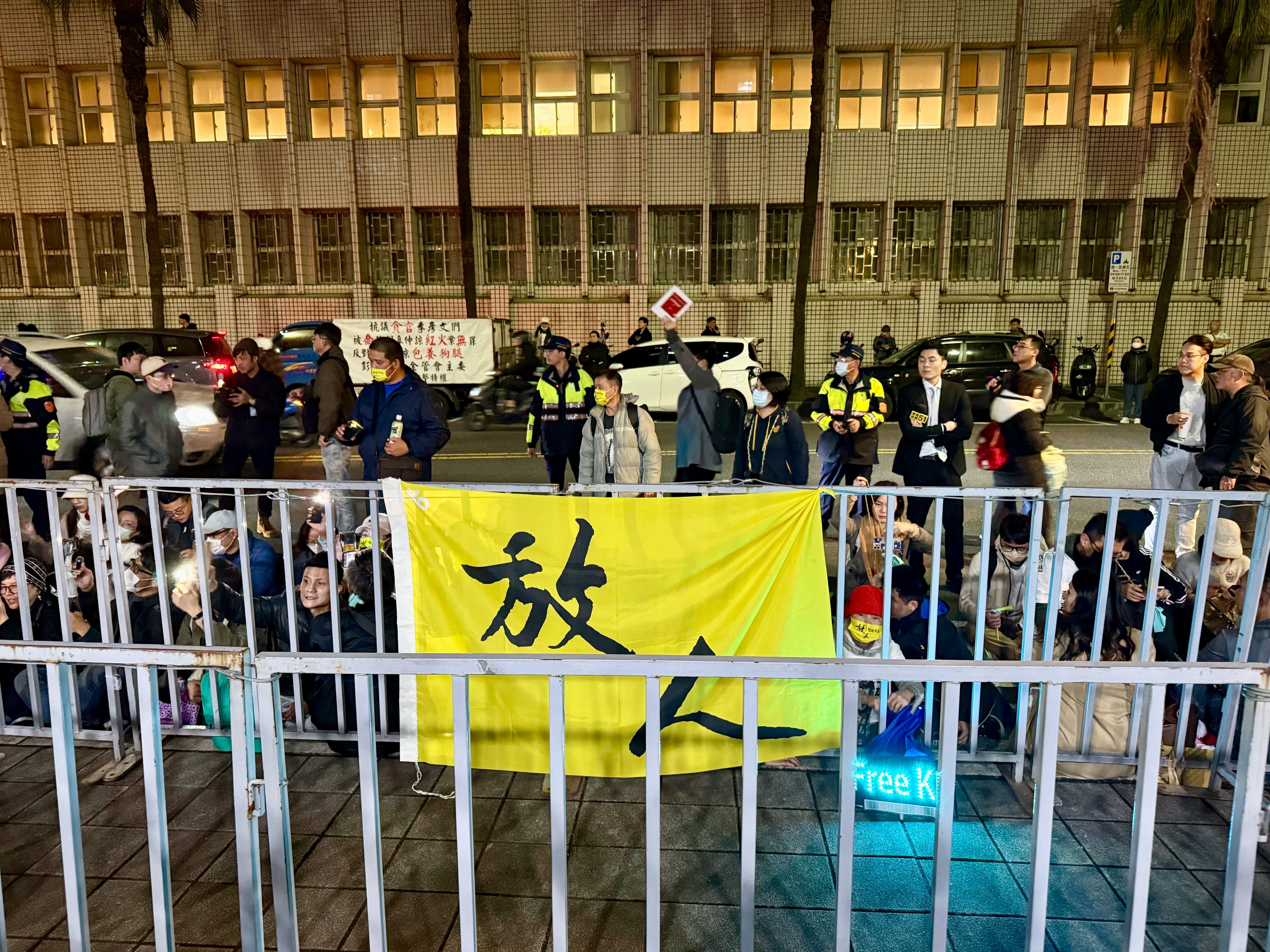 民眾黨組織部宣布6點發動「北檢前集結」，如今陸續有支持者到場，手勾手席地而坐。