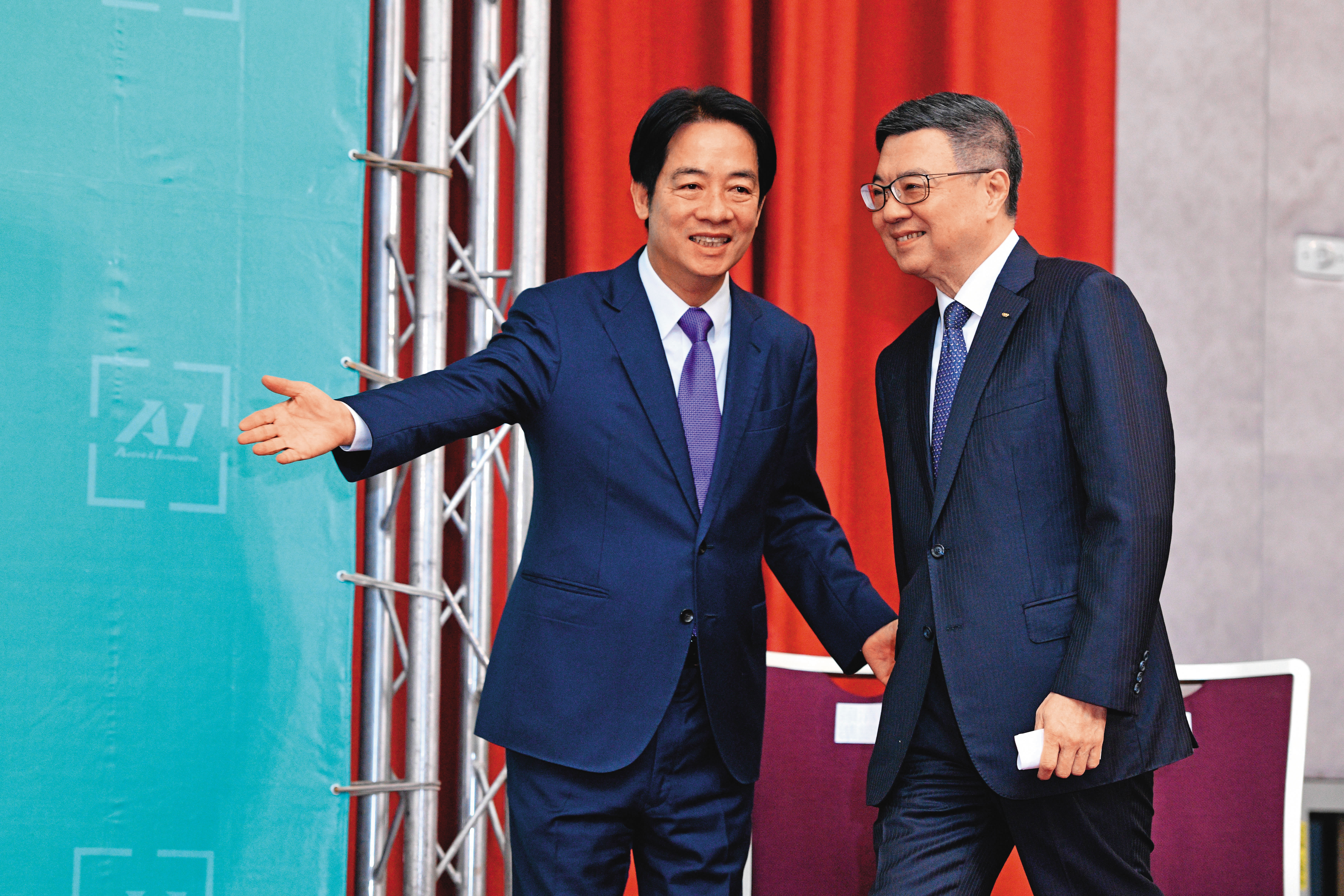 賴清德（左）上台後要為台灣做什麼？關鍵不是卓榮泰（右）會不會溝通協調，而在於賴清德的執政圖像是否清楚。