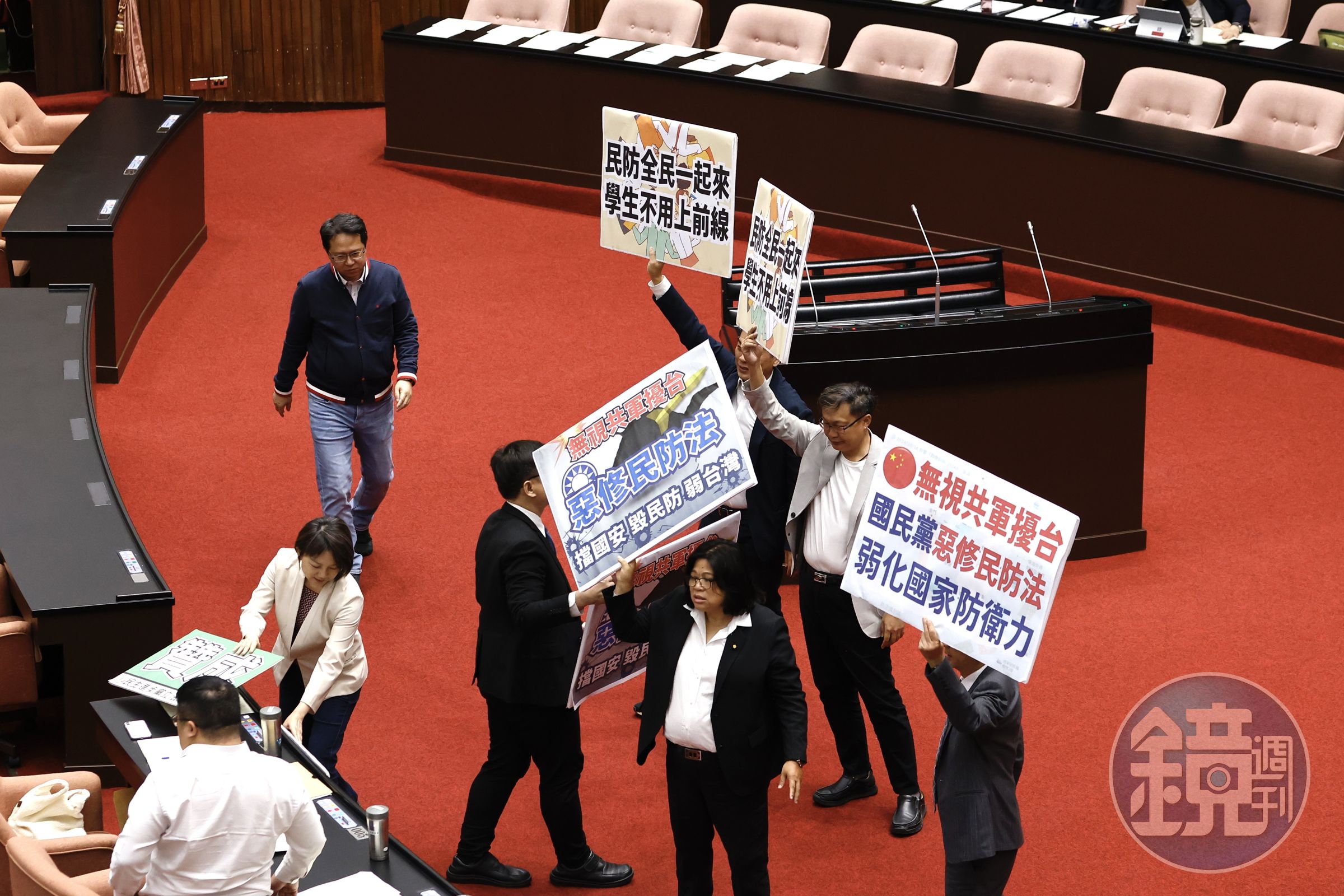 民進黨團提議退回《民防法》修法草案回程序委員會。