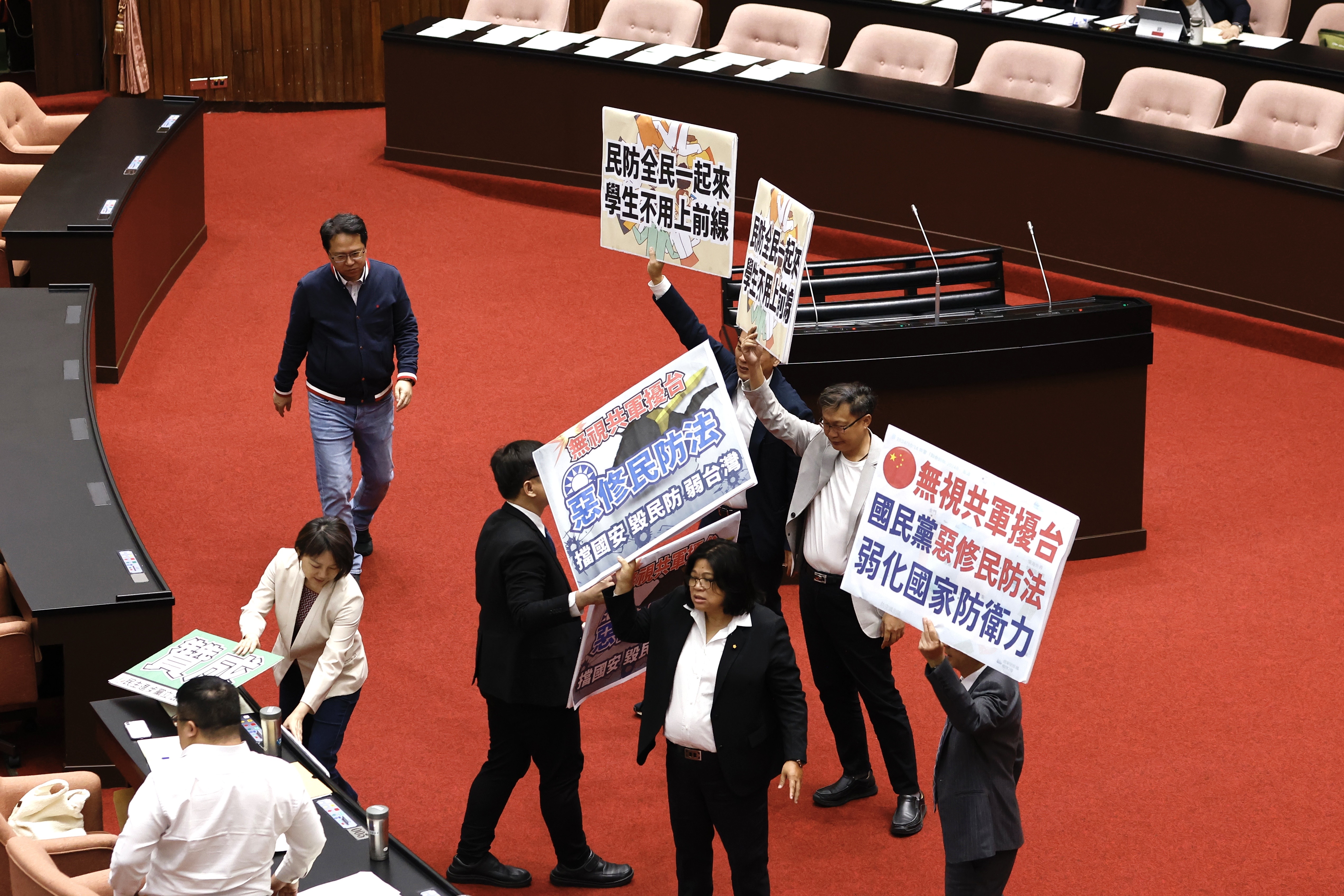 民進黨團提議退回《民防法》修法草案回程序委員會。