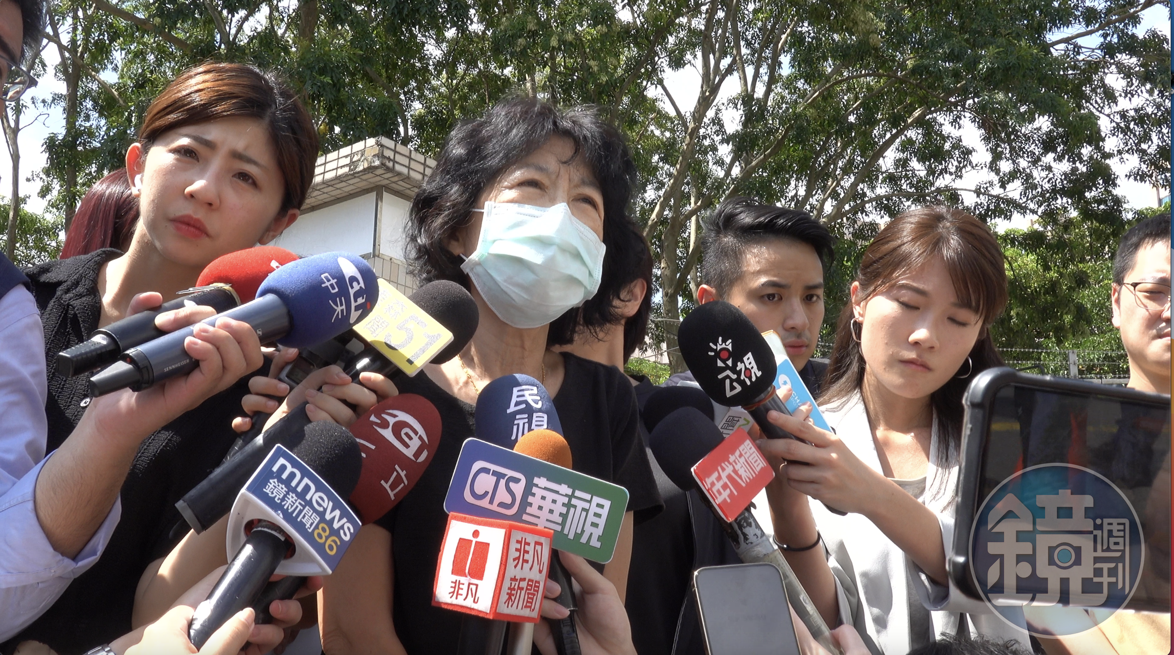 柯文哲妻子陳佩琪（中）今日至台北看守所送物。