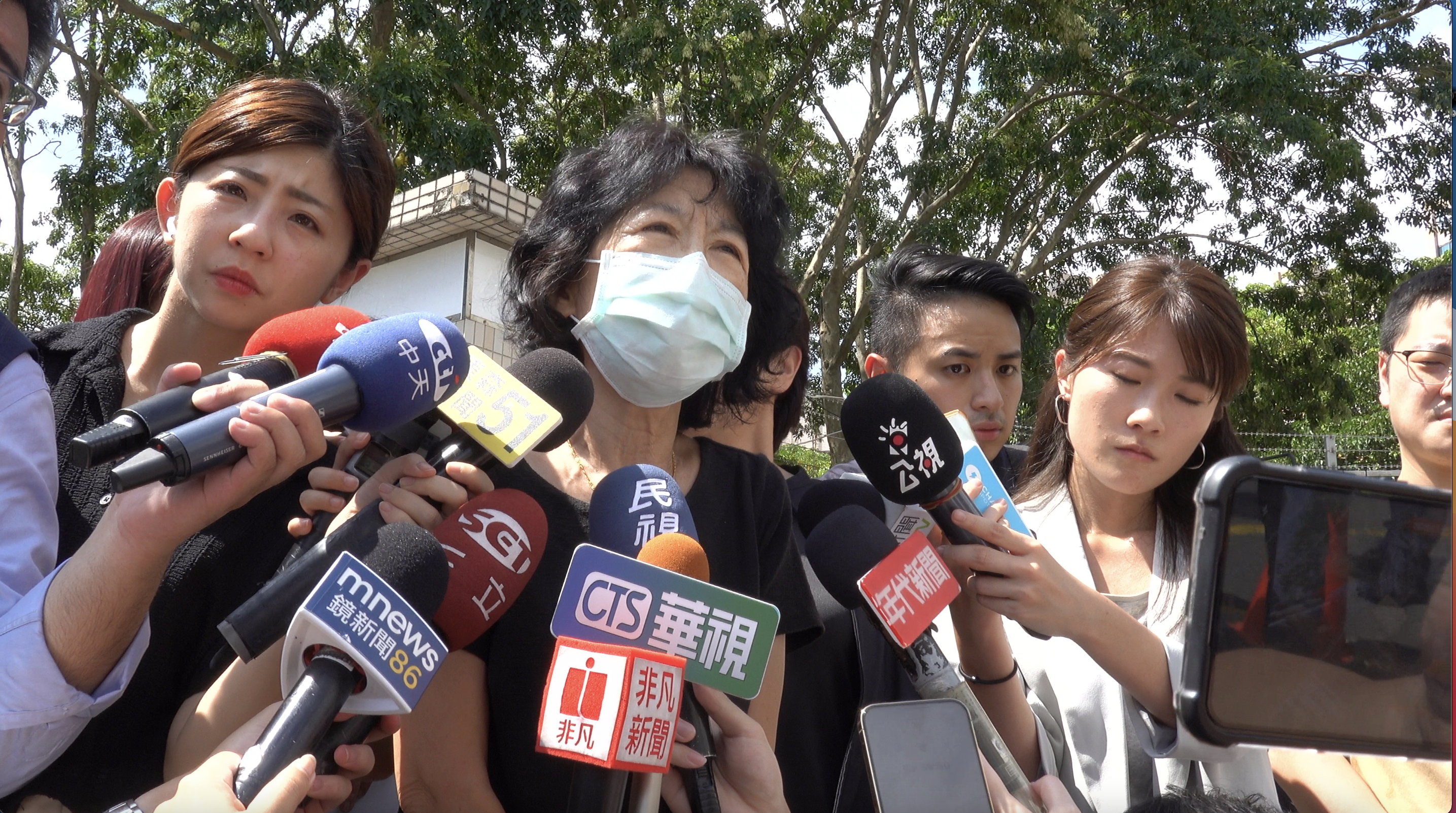 柯文哲妻子陳佩琪（中）今日至台北看守所送物。