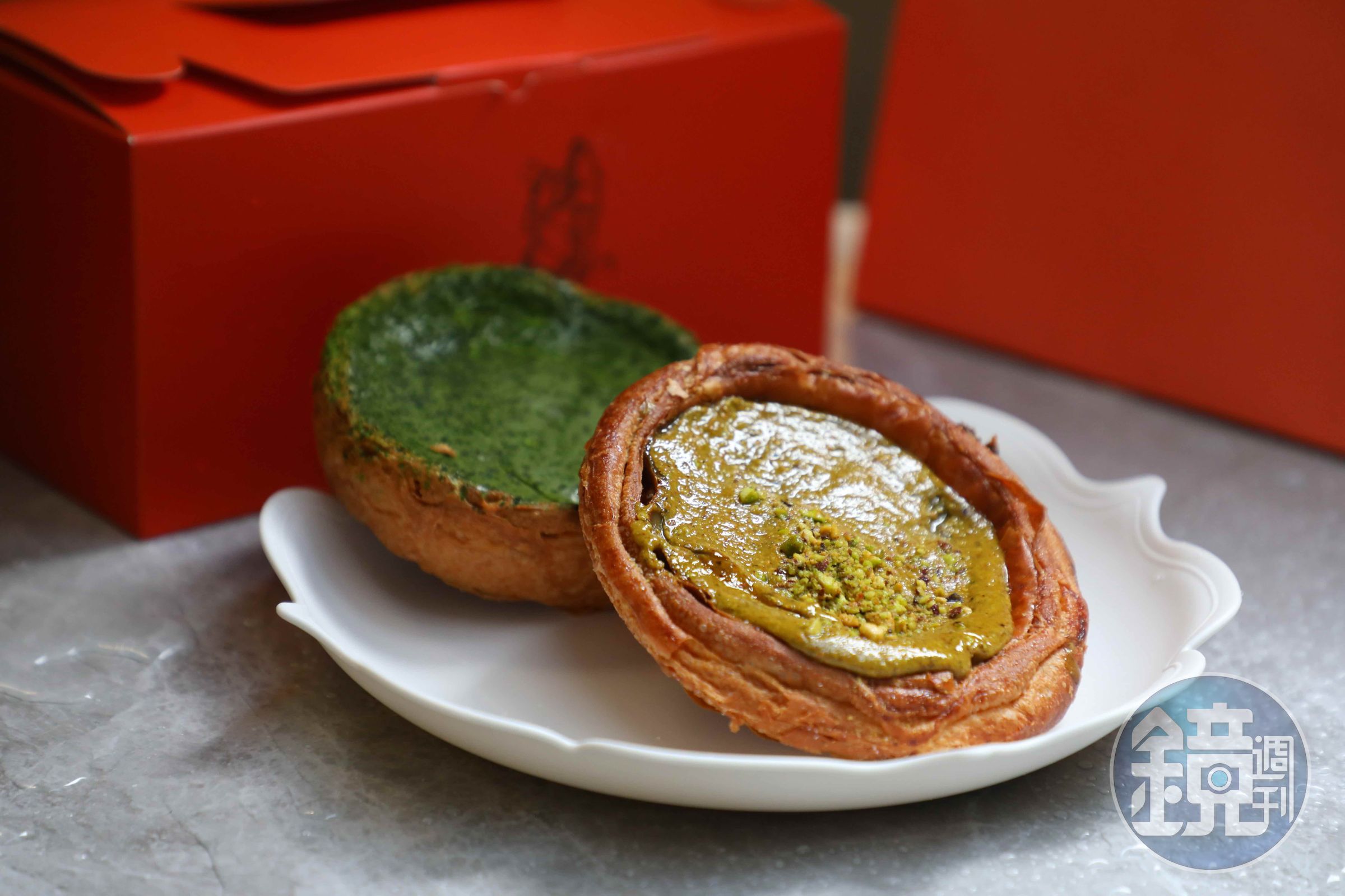 會流漿的濃郁開心果丹麥酥「Pistachio Custard Danish」(前,港幣68元/個,約NT$275)與帶有麻糬夾心的苦甜「Matcha Mochi Custard Danish」(後,港幣60元/個,約NT$243)都是熱賣商品。