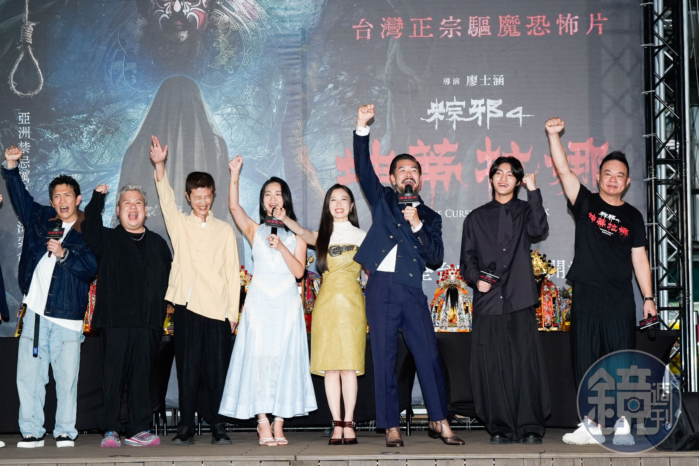 《粽邪4》主創團隊首映合體齊心振臂，在全台12尊宮廟神明前祈福，期許中元節上映票房長紅破億。